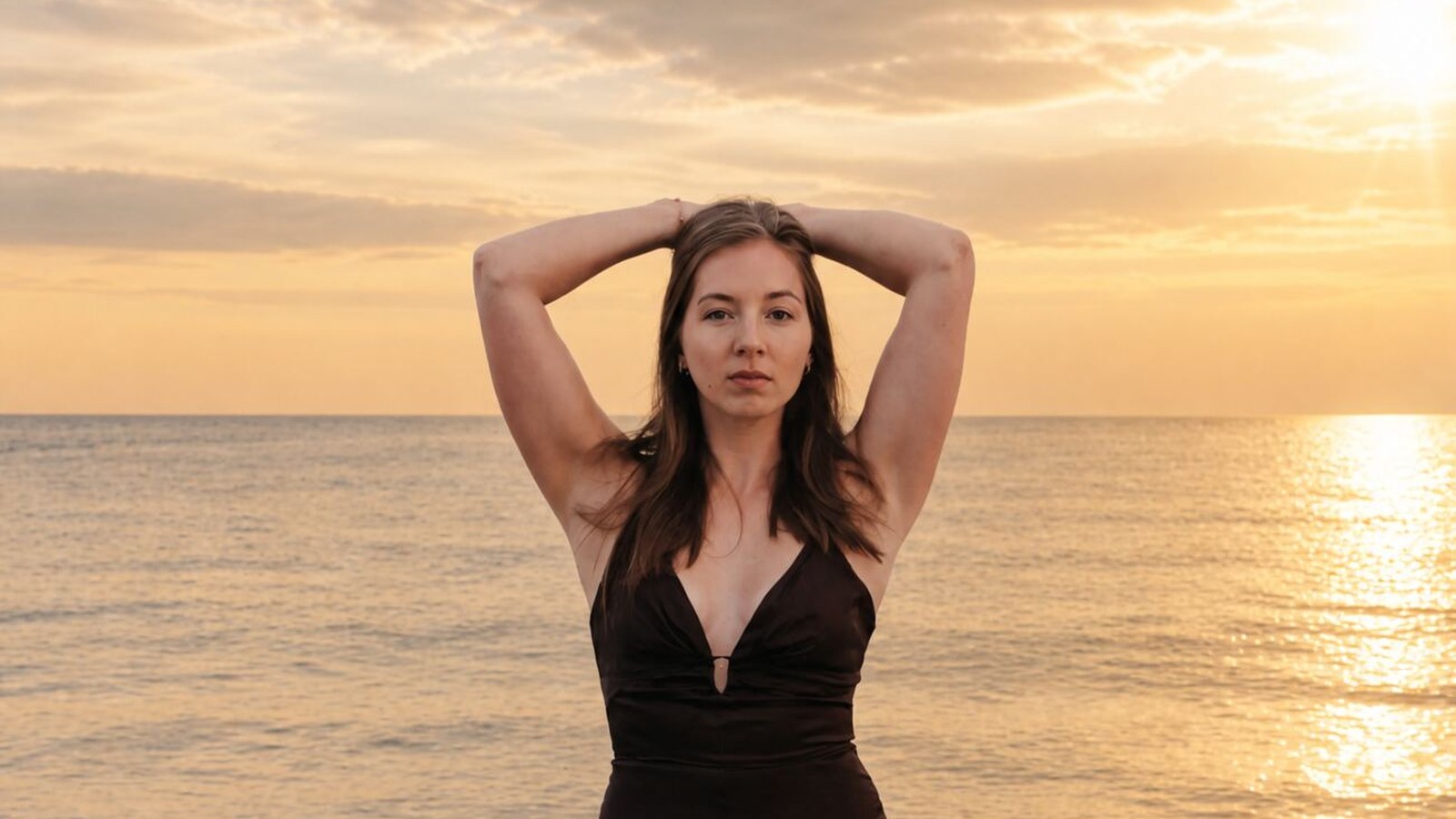 Sarah Bakker am Meer im Abendlicht mit Blick in die Kamera, ihr KI-Profilbild vor Meerblick