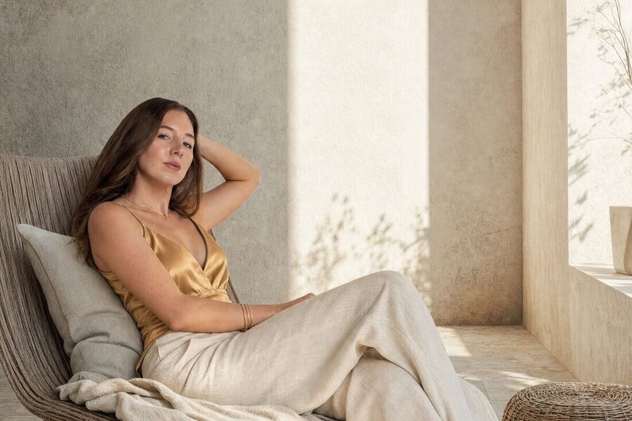 Sarah Bakker in einem hellen Raum aus Tadelakt