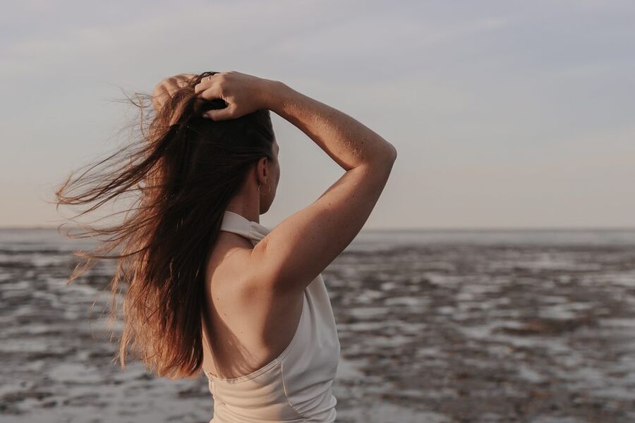 Sarah Bakker am Strand, Portrait aus einem Editorial-Shooting