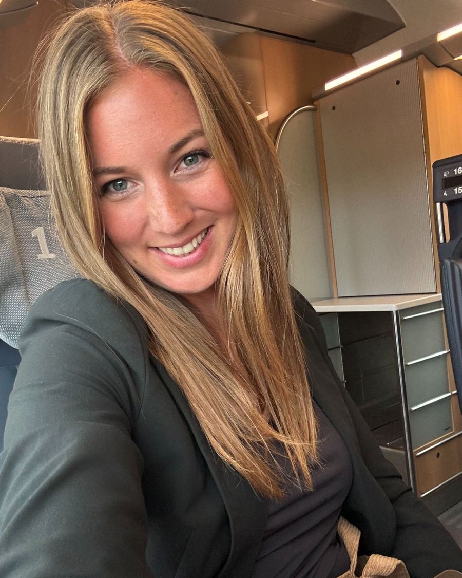 Selfie einer Frau im Zug, Originalaufnahme mit dem Handy