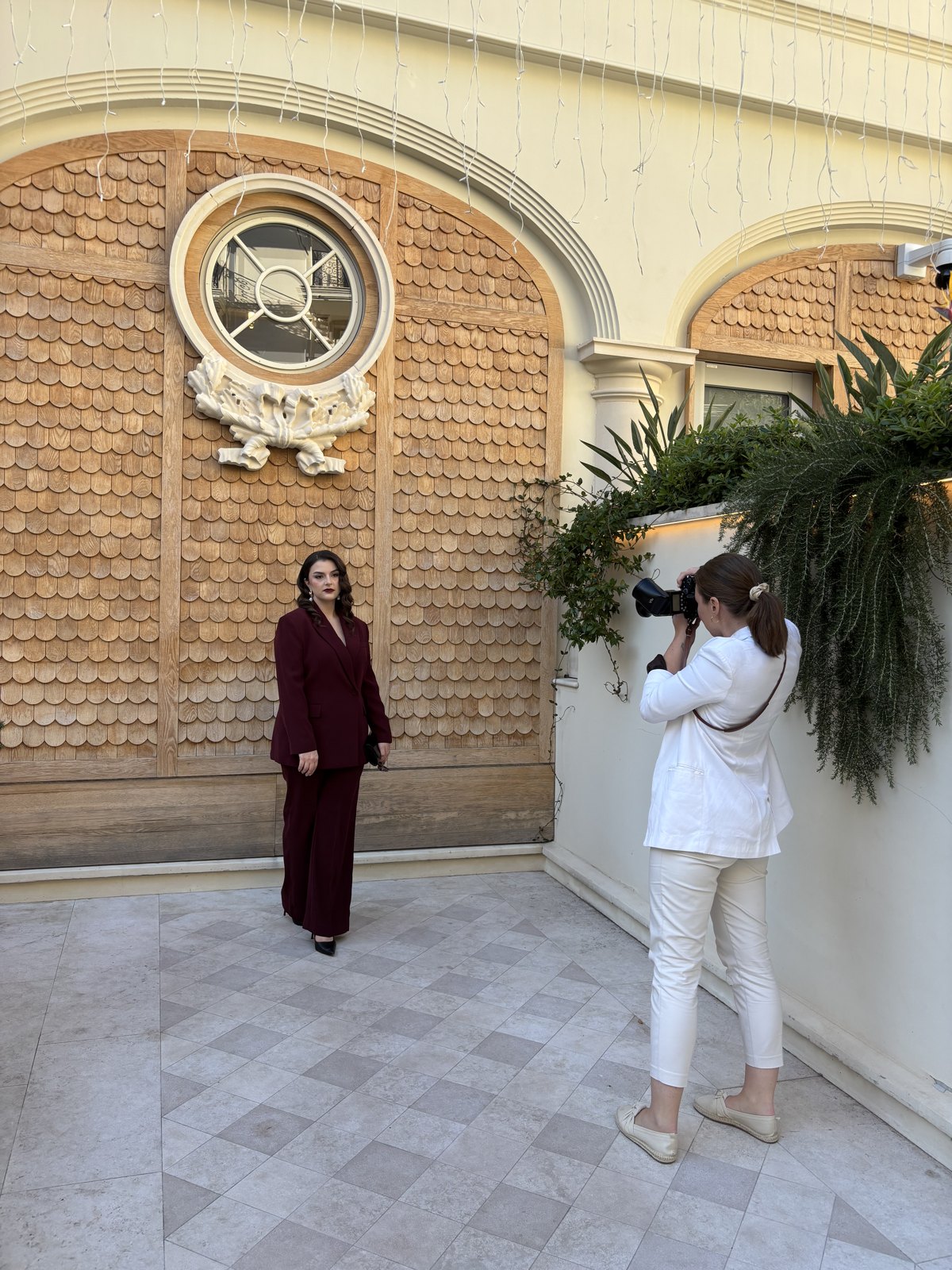 Behind the Scenes Cannes · Sarah fotografiert Frederike an der Fassade des Carlton
