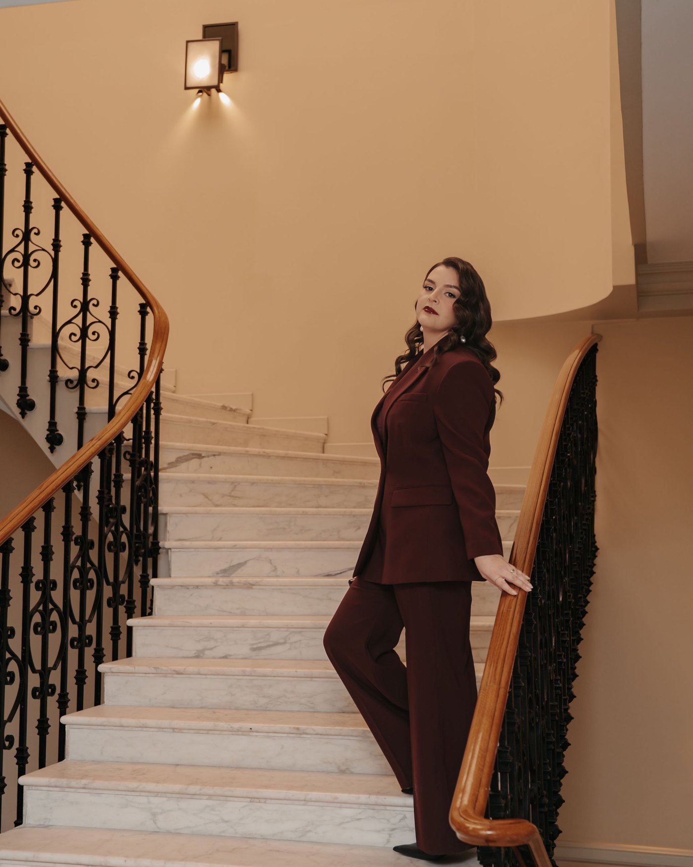 Editorial Cannes · Bordeaux-Anzug auf der Treppe des Carlton