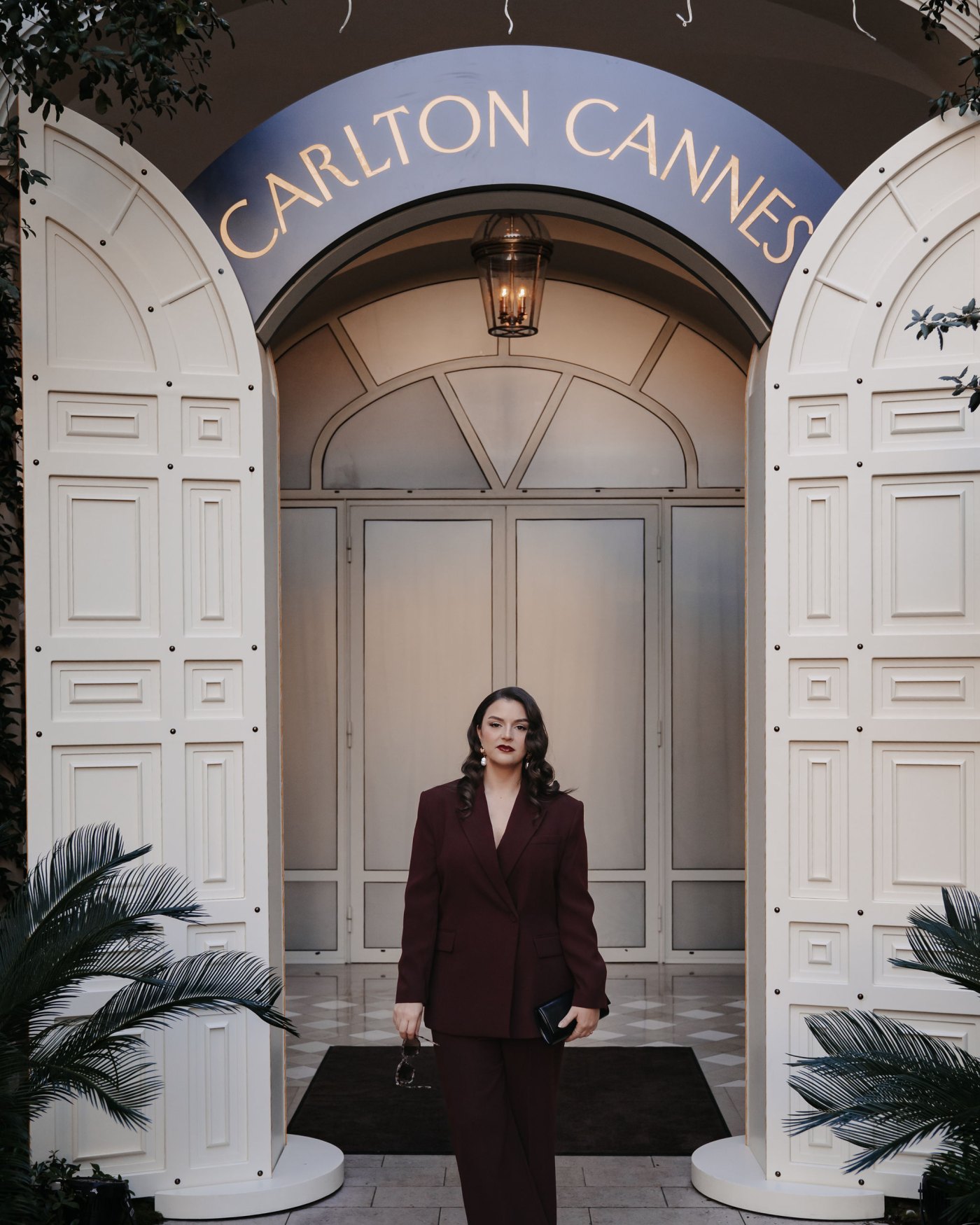 Editorial Cannes · Frederike vor dem Eingang des Carlton Cannes