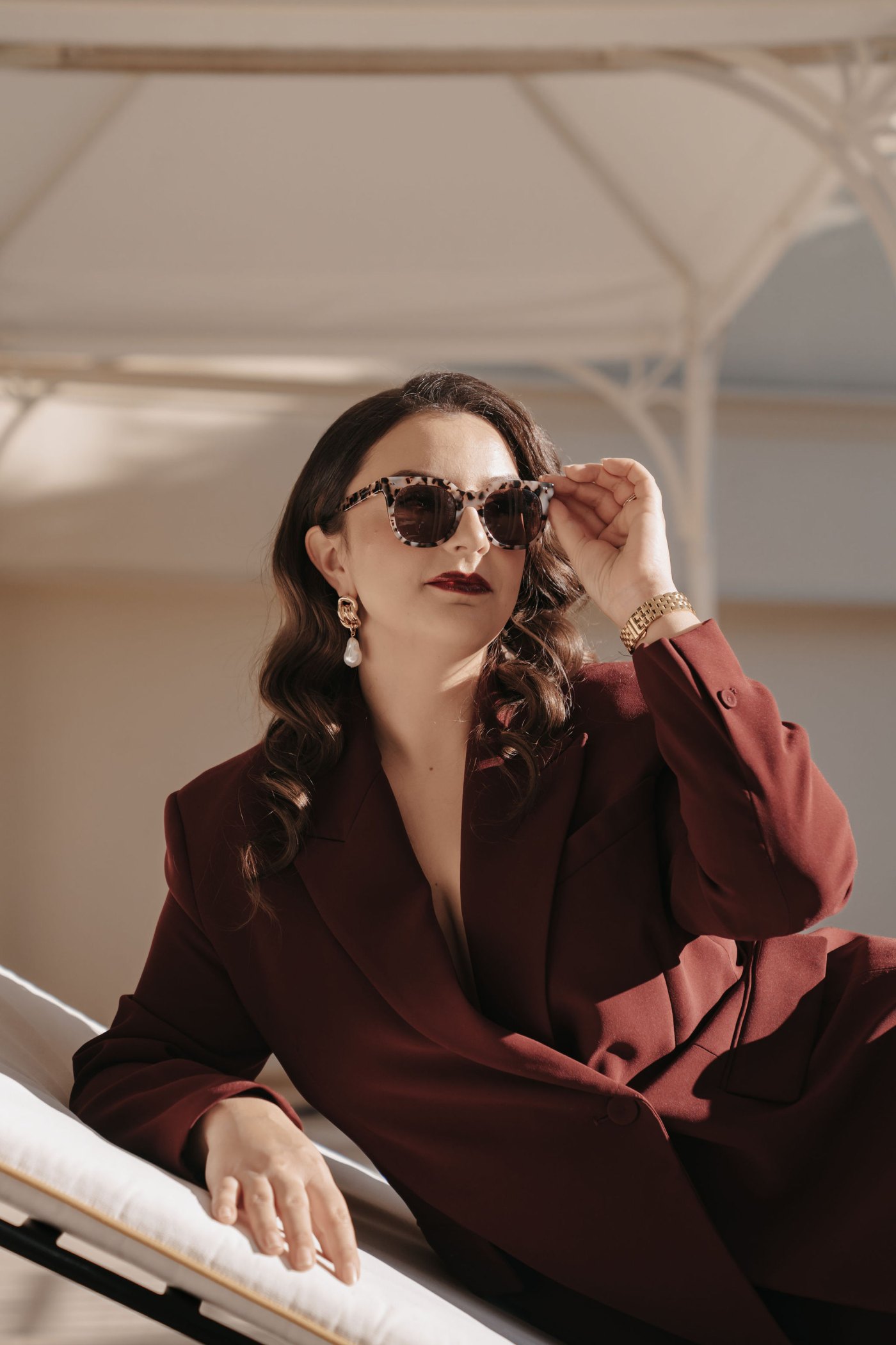 Editorial Cannes · Frederike auf der Sonnenliege der Carlton-Terrasse