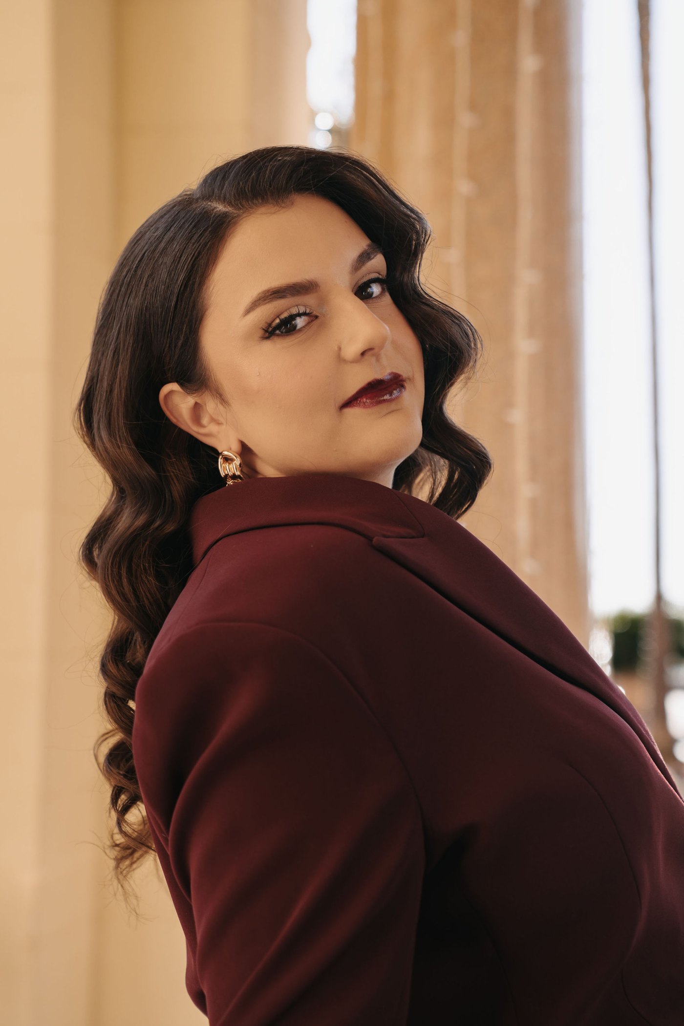 Frederike Behrens im Bordeaux-Anzug · Editorial Portrait im goldenen Licht von Cannes