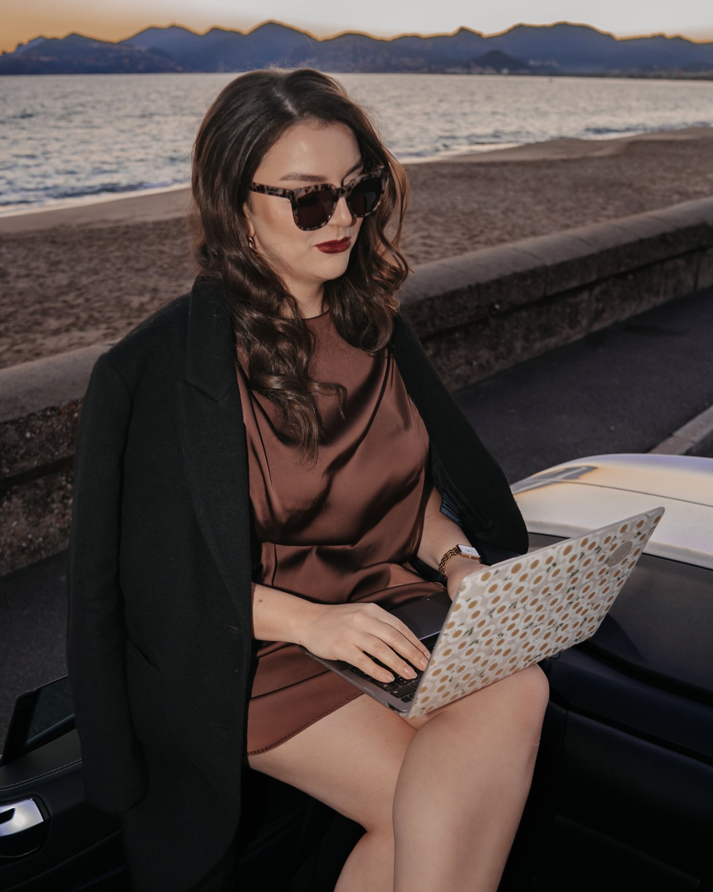 Editorial Côte d'Azur · mit dem Laptop auf der Mauer der Croisette