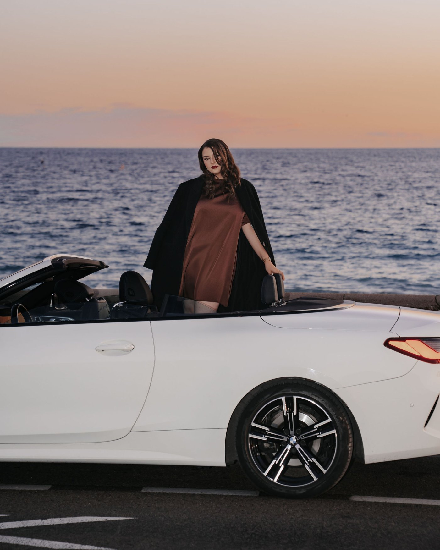 Editorial Côte d'Azur · das weiße Cabrio an der Küste im Sonnenuntergang