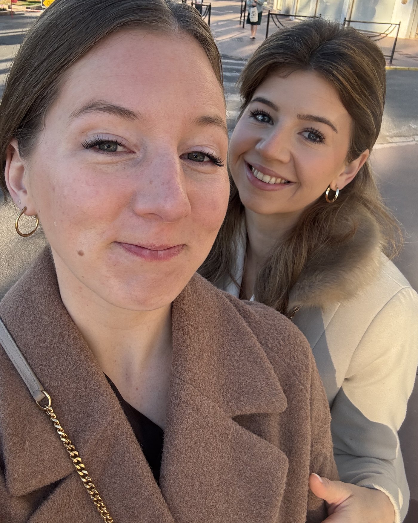Behind the Scenes Cannes · Sarah und Frederike mit Tränen der Rührung vor dem Carlton