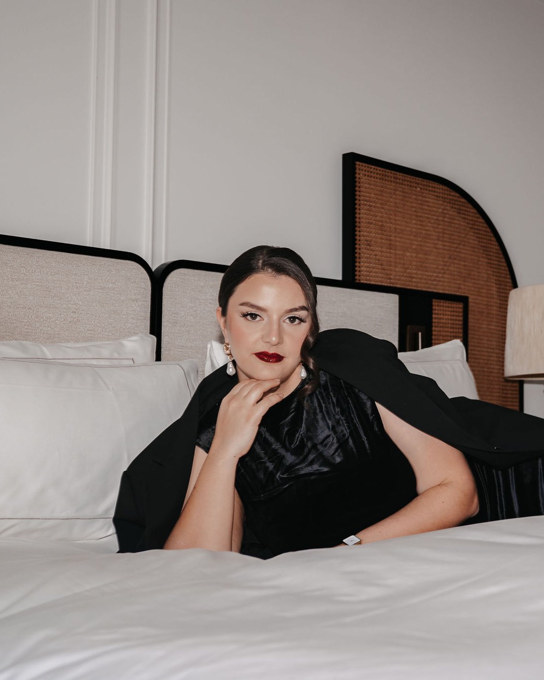 Editorial Cannes · schwarzer Samt auf dem weißen Hotelbett