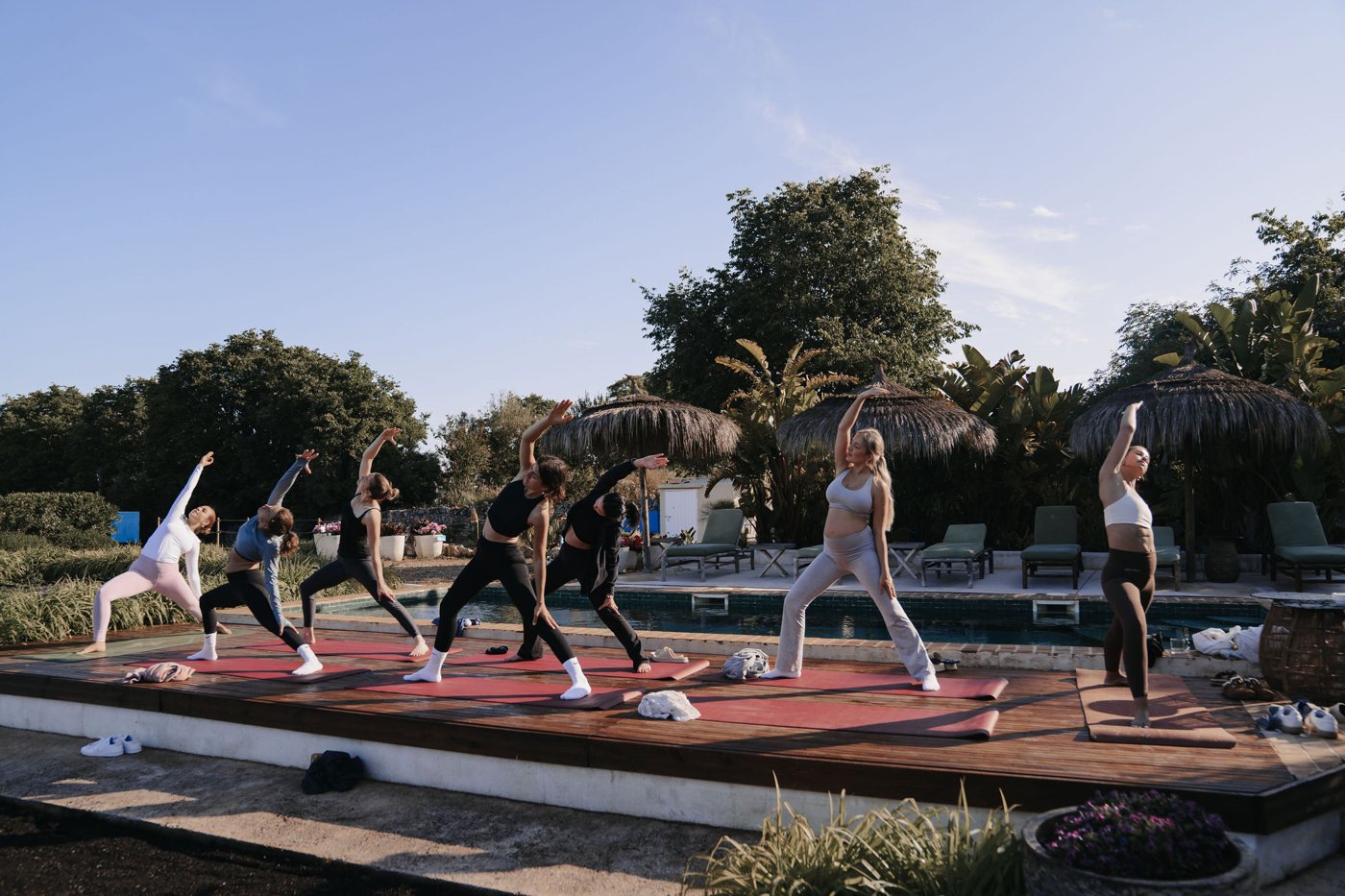 Yoga-Deck zur goldenen Stunde