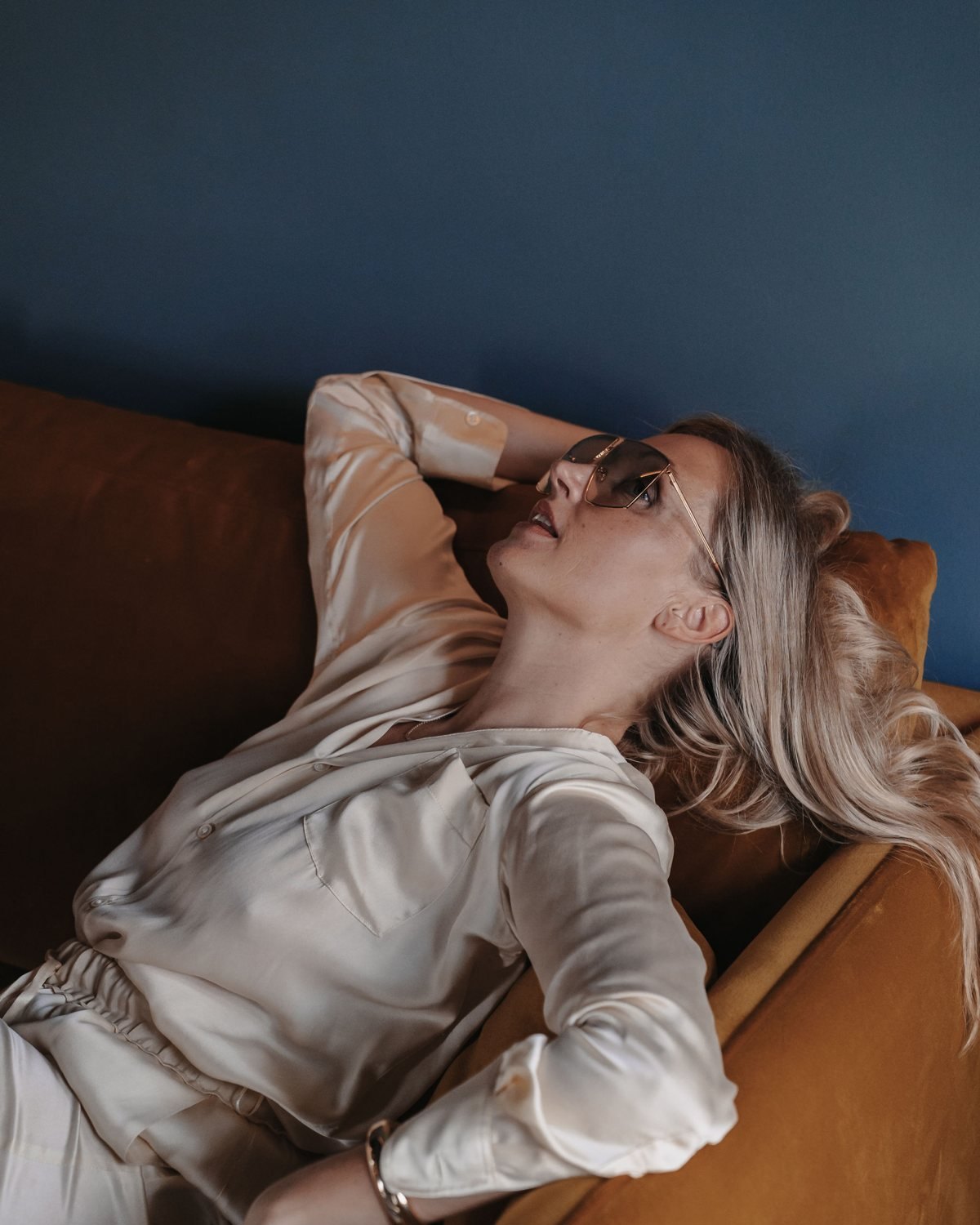 Editorial Sylt · Satin auf dem Sofa