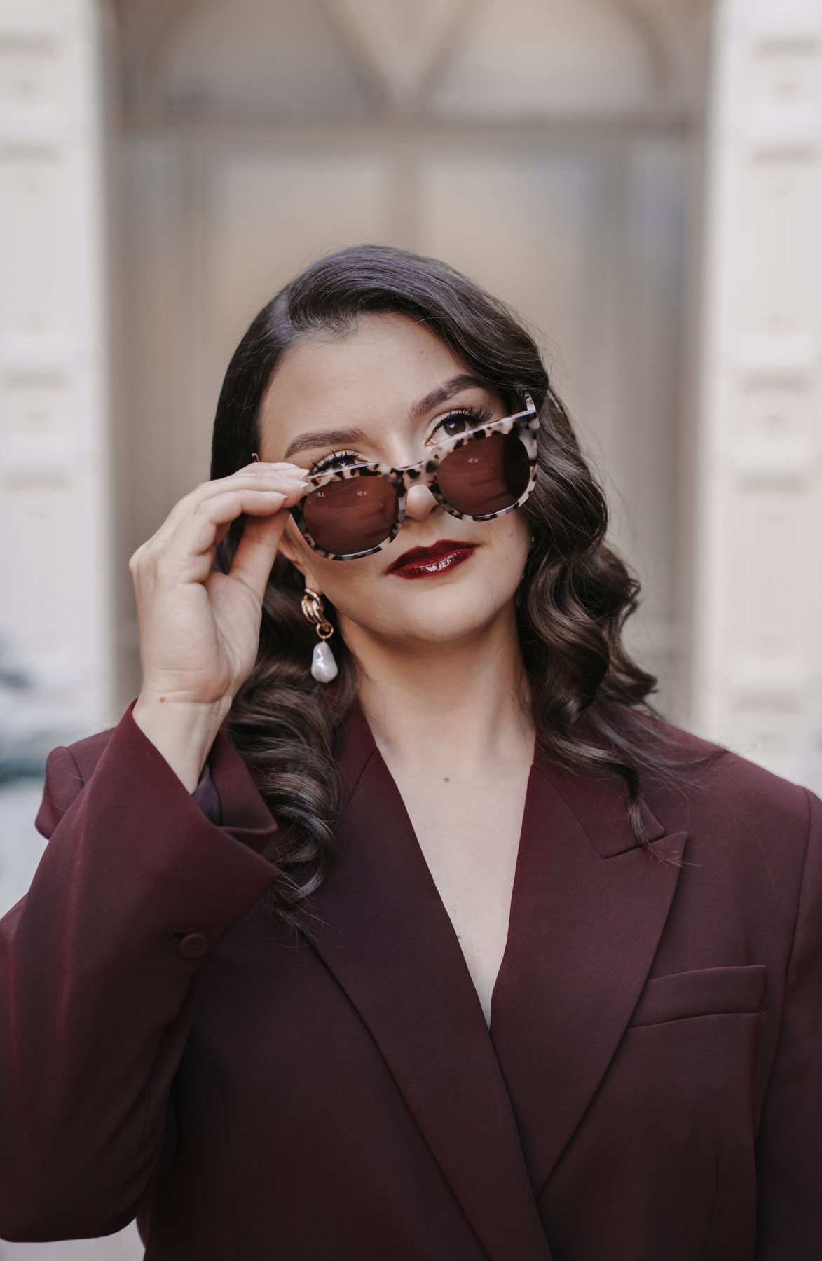 Frederike Behrens im bordeauxfarbenen Blazer mit Sonnenbrille, Personal Branding Editorial an der C&ocirc;te d'Azur