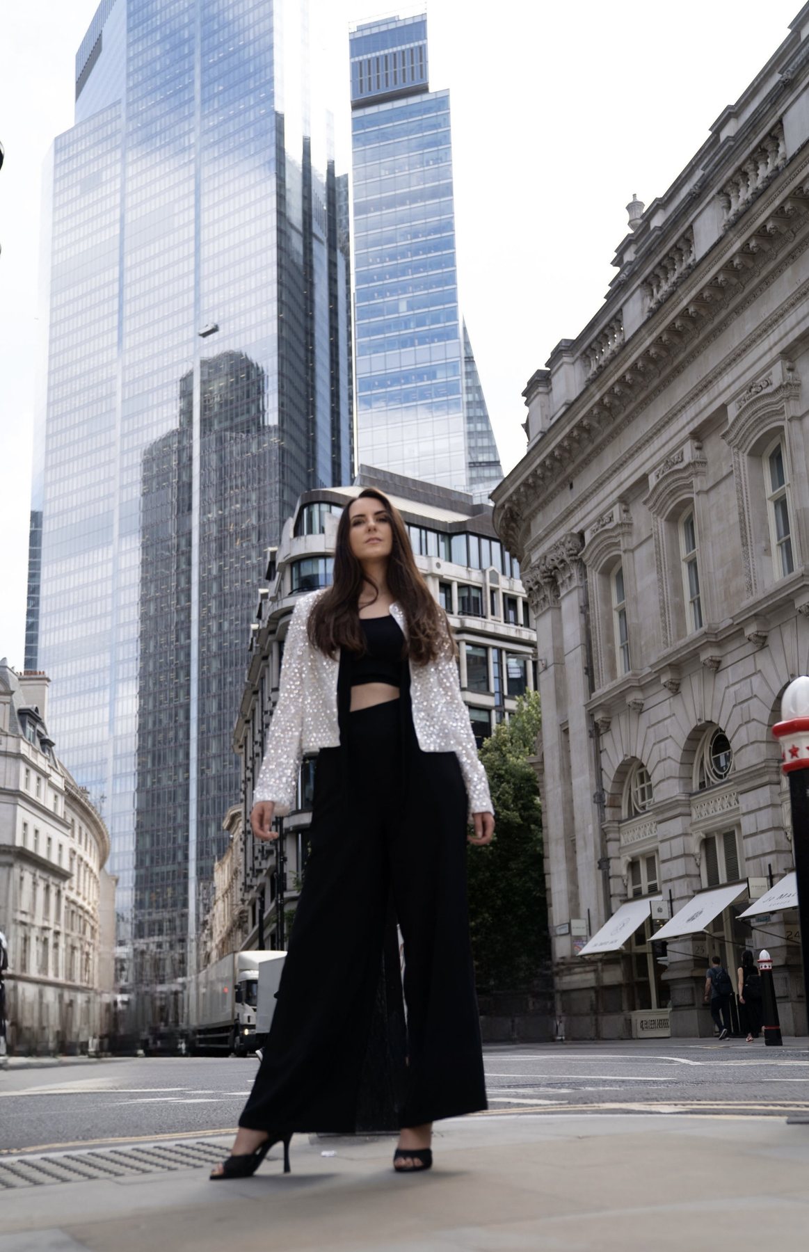 Ramona Oxenbauer zwischen den Hochh&auml;usern der City of London
