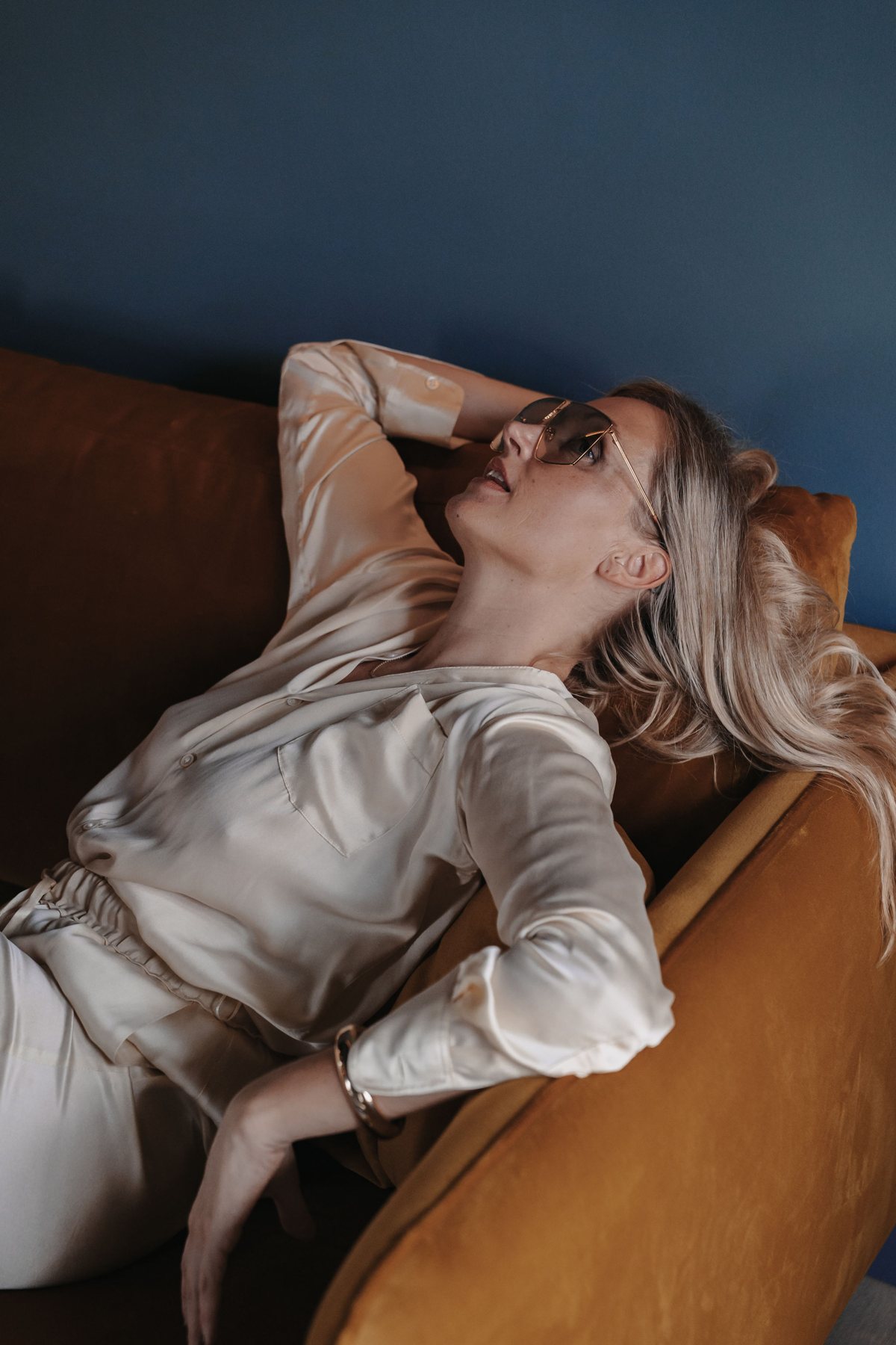 Daniela Vanzetta im Satin-Look auf dem Cognac-Sofa, Editorial auf Sylt