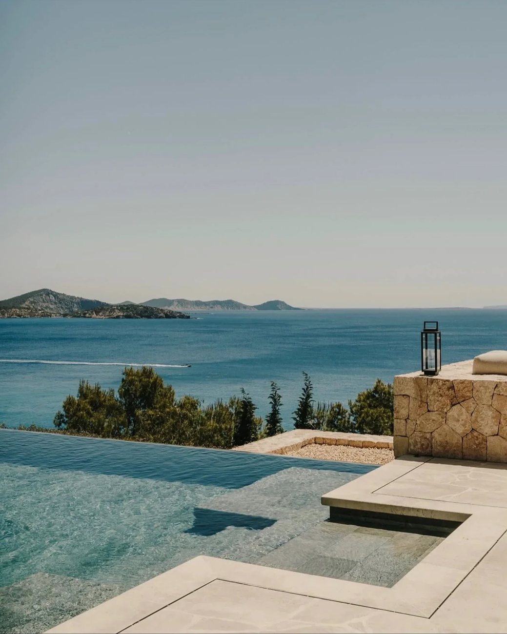 Infinity-Pool mit Meerblick · Hotel-Mood