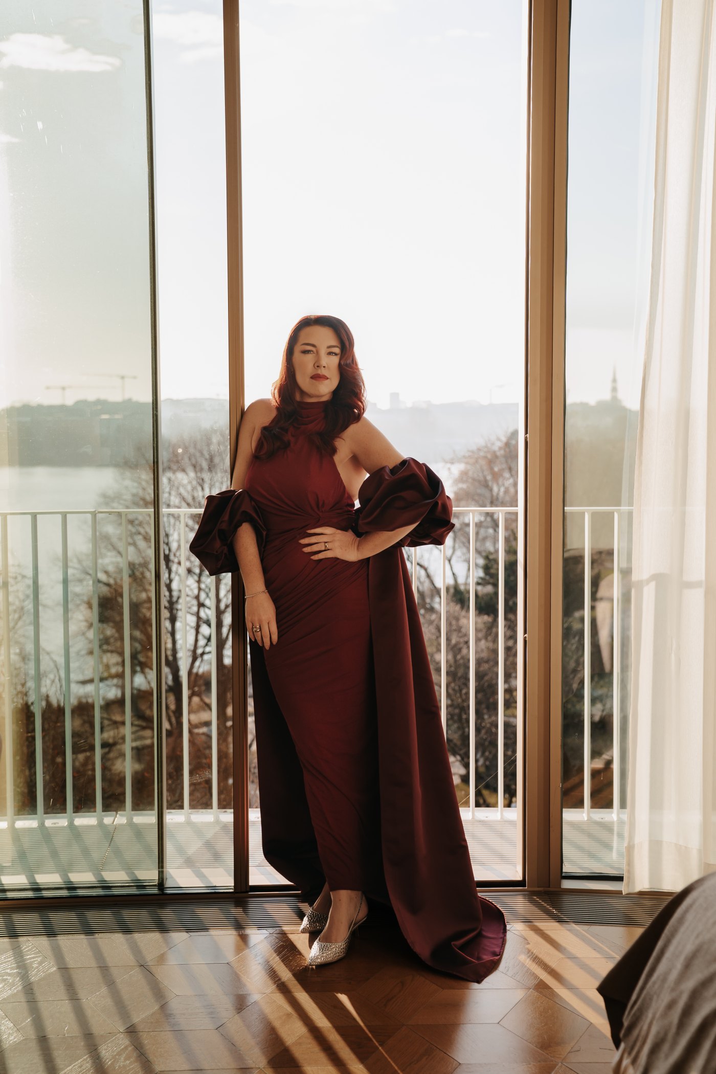Corinna im roten Kleid auf dem Rooftop des Fontenay Hamburg