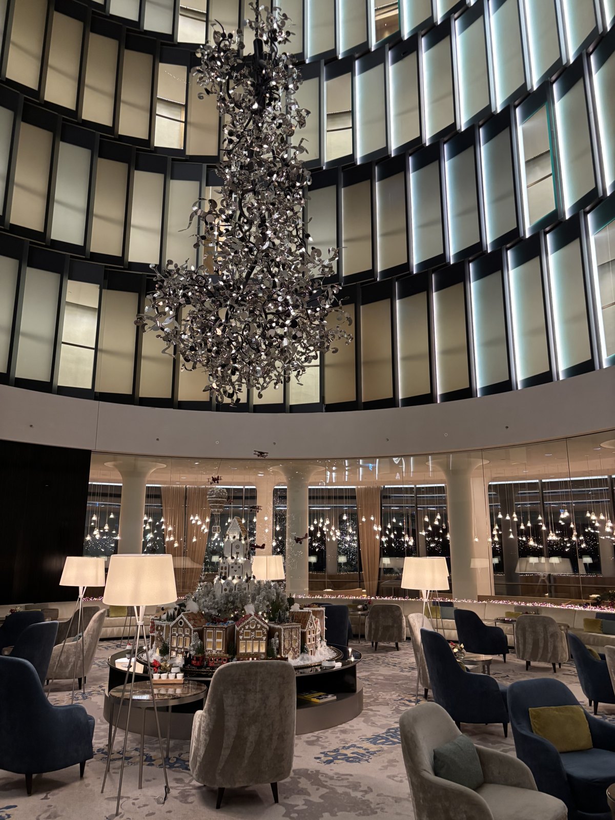 Behind the Scenes Hamburg · die Lobby und Fassade des Fontenay