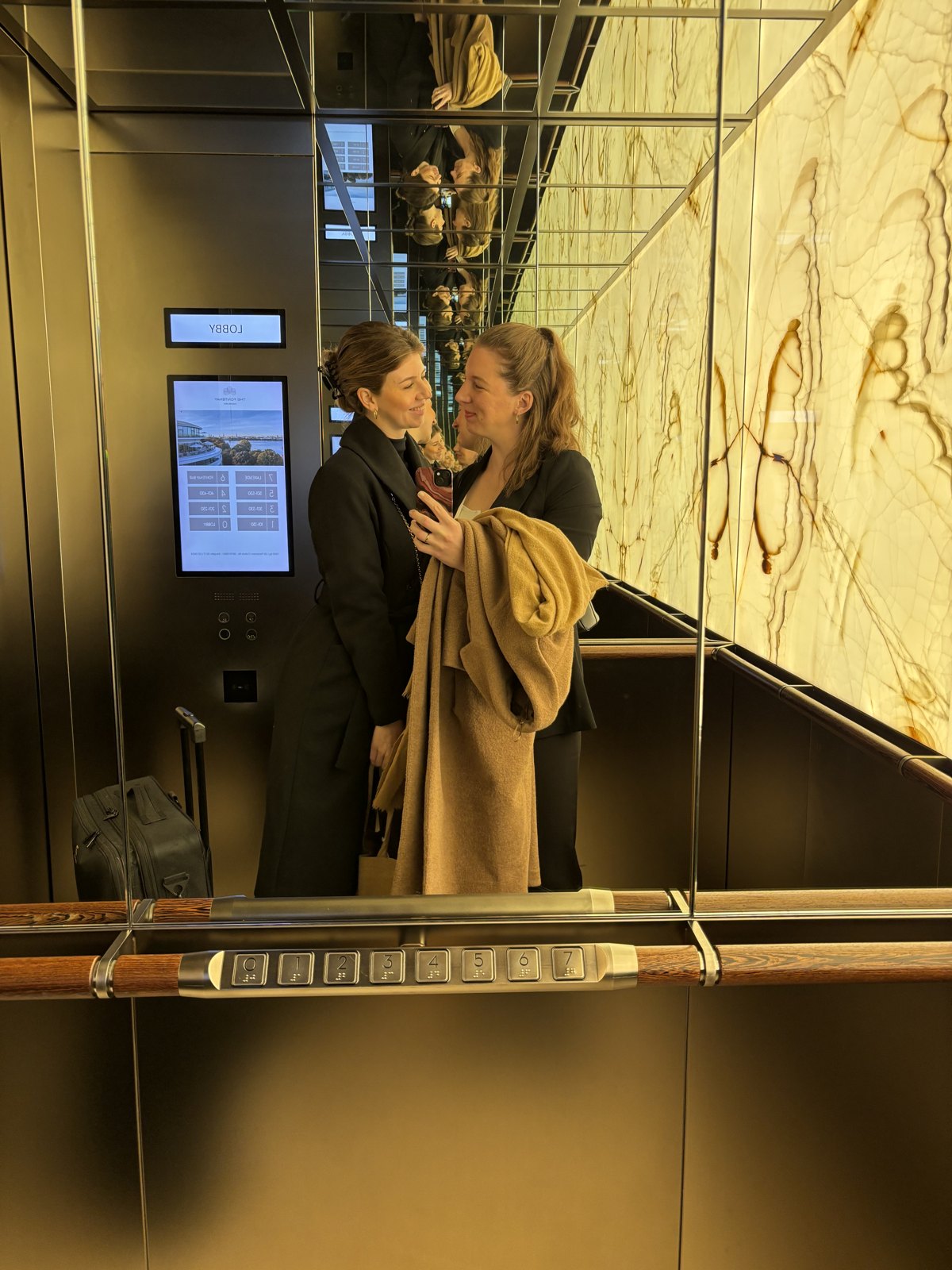 Behind the Scenes Hamburg · Team-Moment im Spiegel des Fahrstuhls