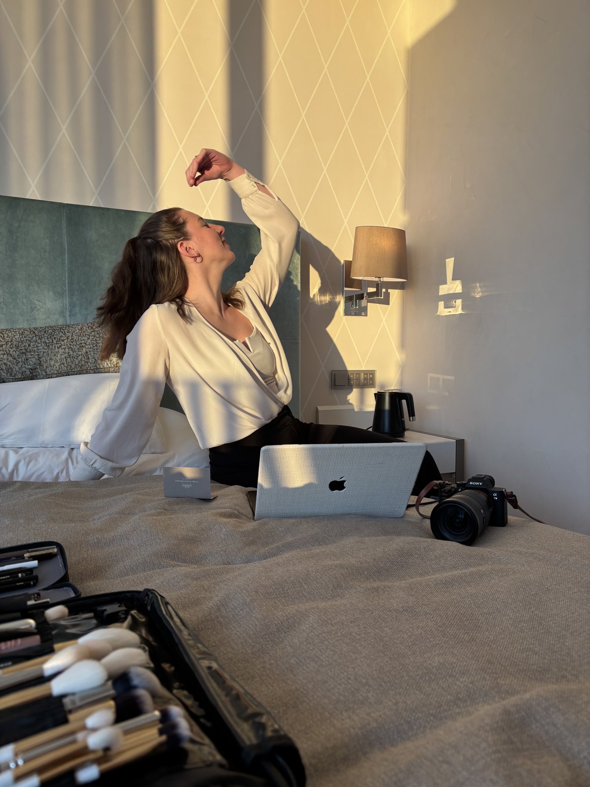 Behind the Scenes Hamburg · das Setup im Hotelzimmer mit Make-up und Kamera