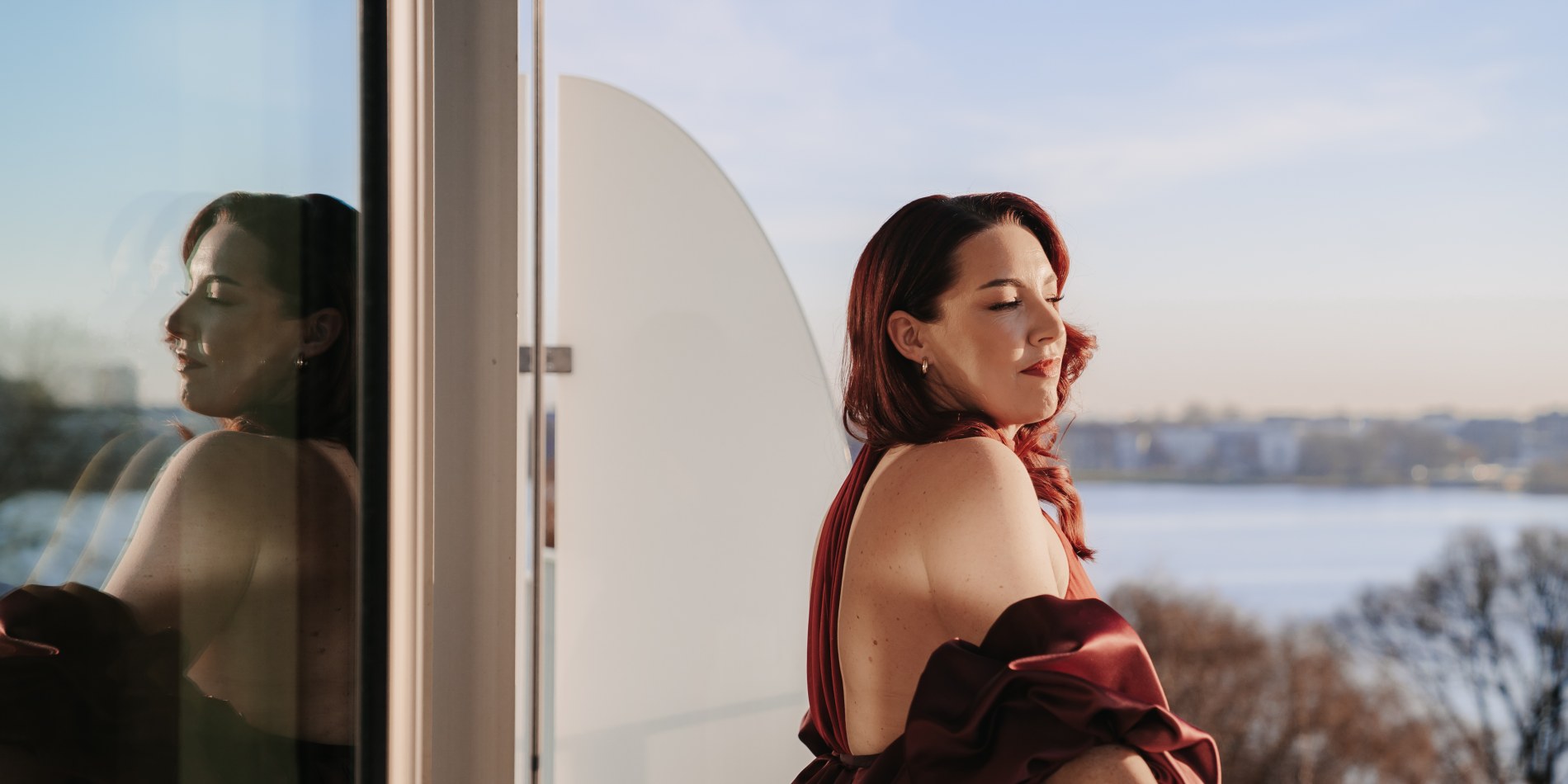Editorial Shooting Hamburg · rotes Satinkleid über der Alster