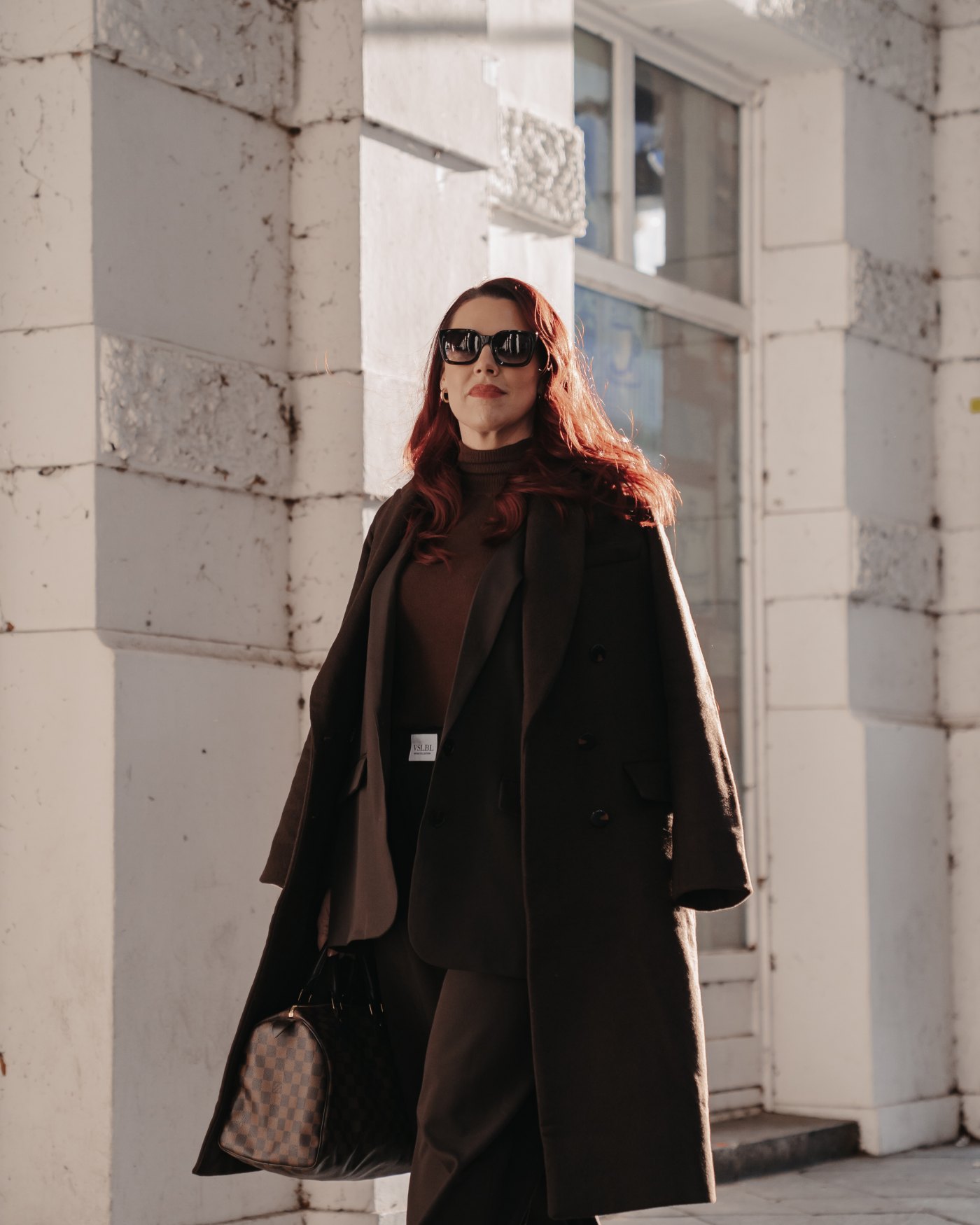 Editorial Hamburg · brauner Look zwischen den Säulen der Colonnaden