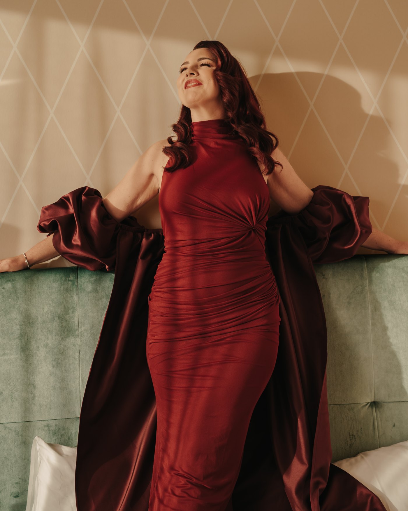 Editorial Hamburg · rotes Kleid mit Cape am grünen Samtbett