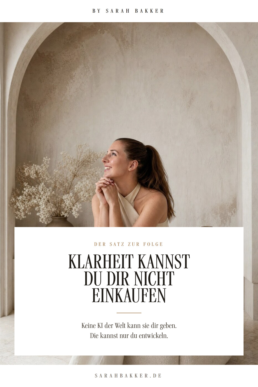 Sarah Bakker in einem hellen Raum, darauf der Satz Klarheit kannst du dir nicht einkaufen