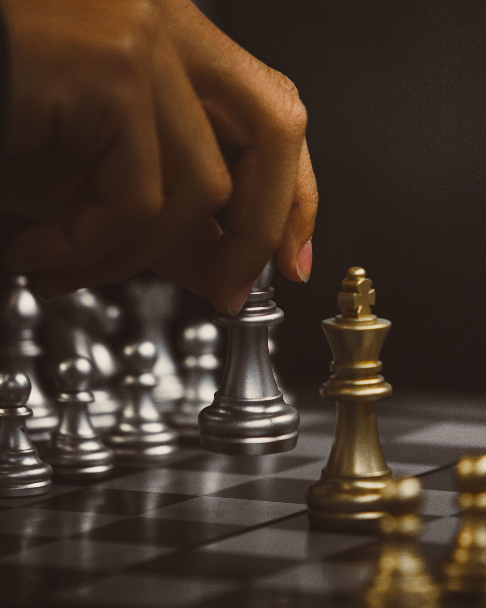 Hand zieht eine Schachfigur, Strategie