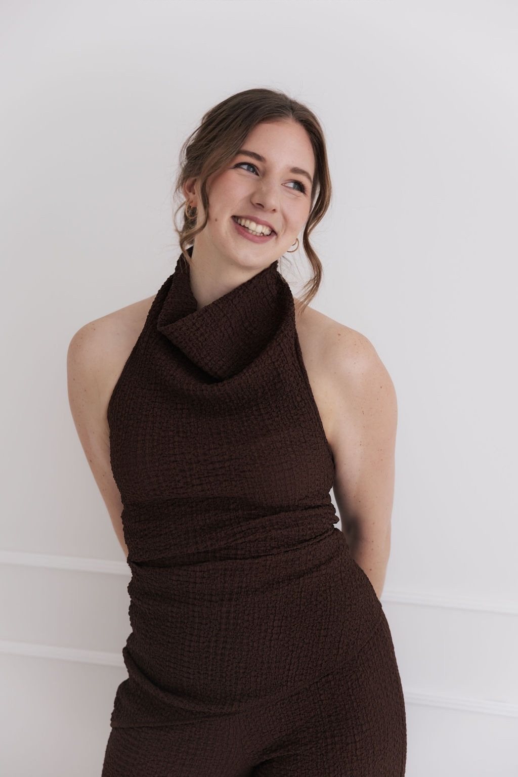 Sarah Bakker lachend, Premium Personal Branding Coach und Editorial Brand Fotografin