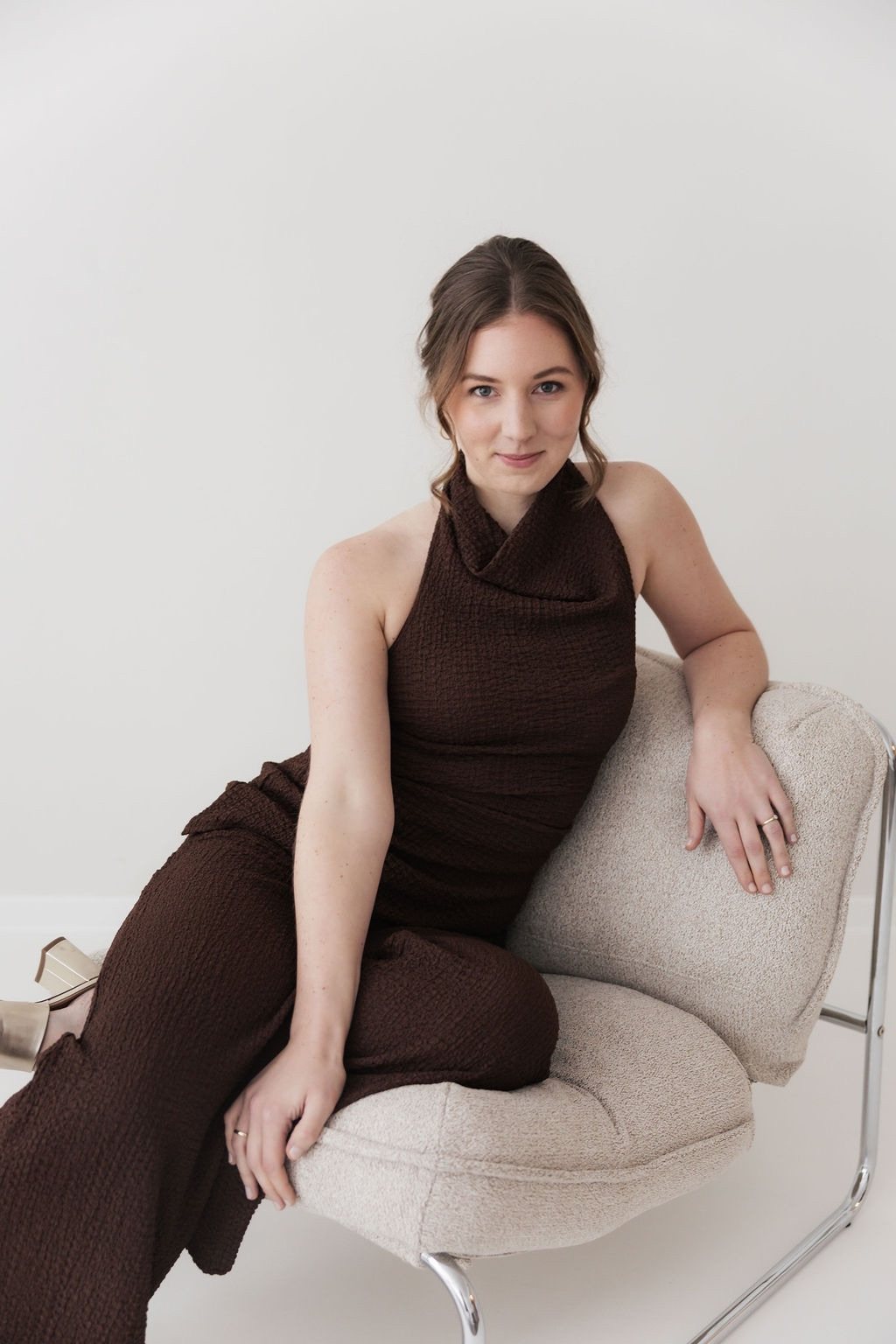 Sarah Bakker im Sessel, frontal