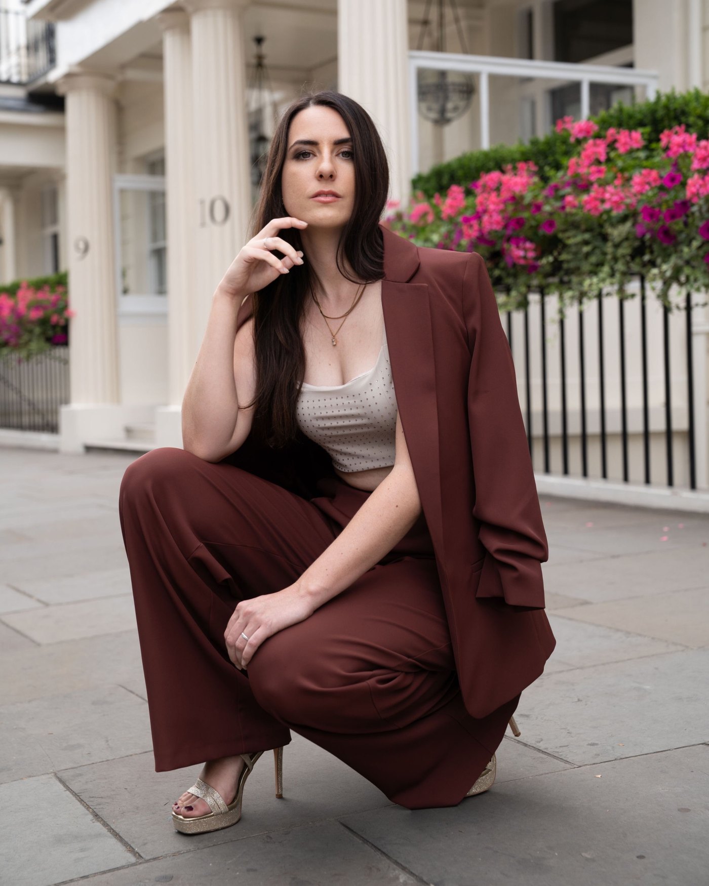Editorial Belgravia London · brauner Anzug-Look vor weißen Stadthäusern