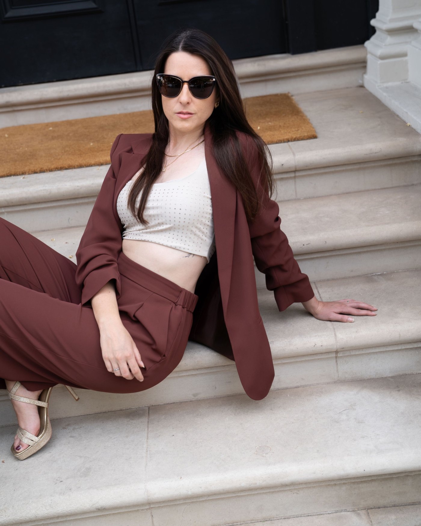 Editorial Belgravia London · Anzug-Look mit Sonnenbrille auf der Treppe