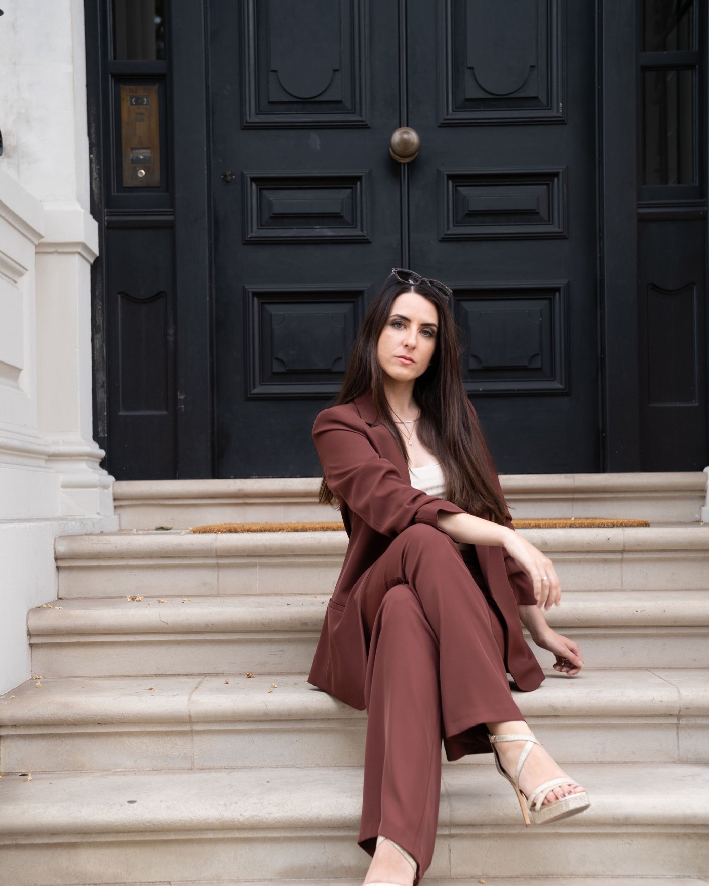 Editorial Belgravia London · sitzend auf der Treppe vor der schwarzen Tür