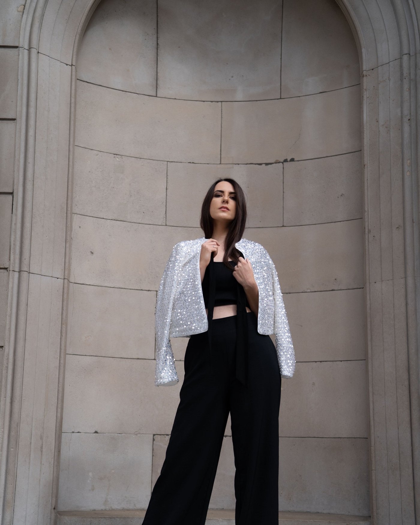 Editorial London · schwarzer Look mit Paillettenjacke an der Royal Exchange