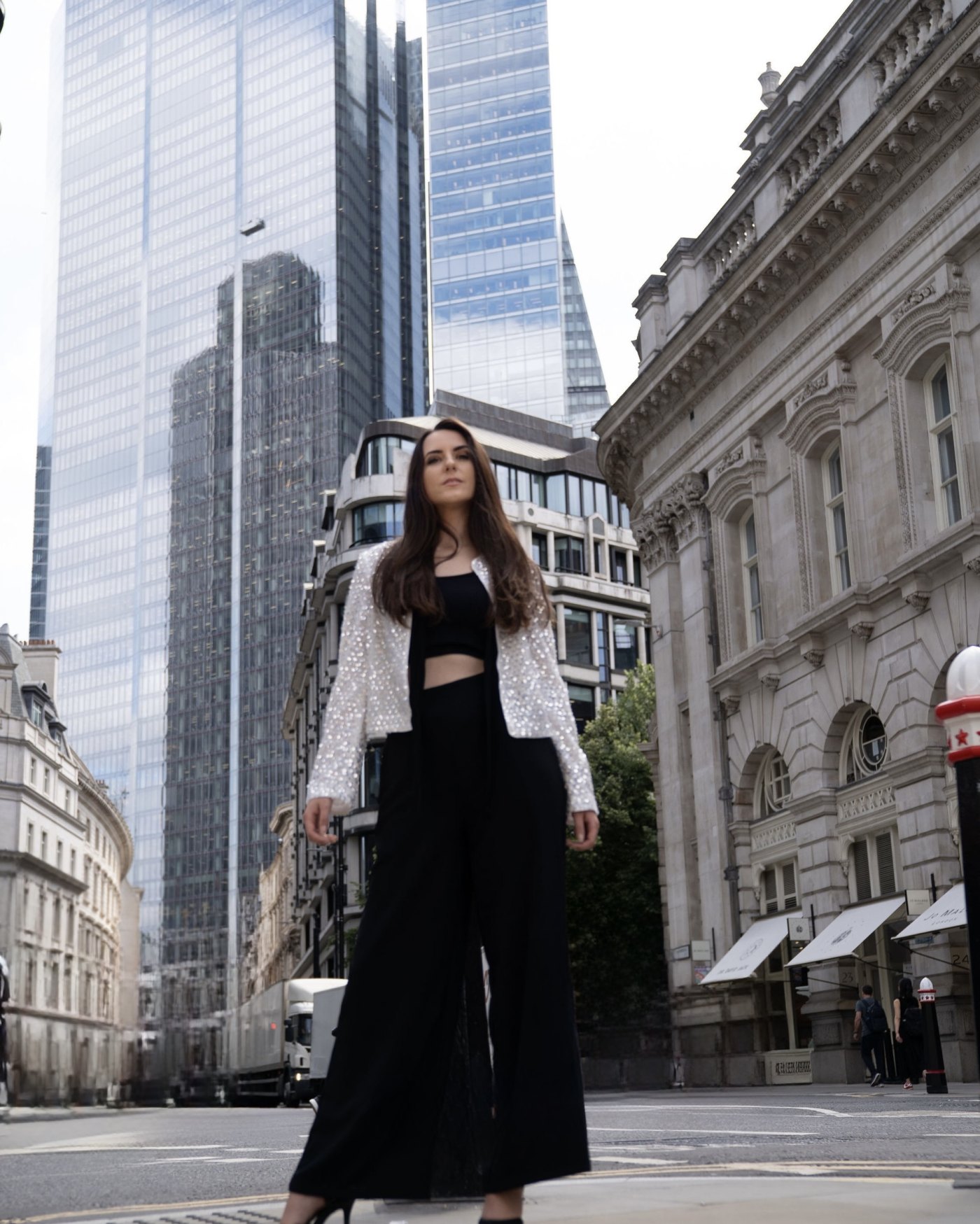 Editorial London · vor den Towern der City of London