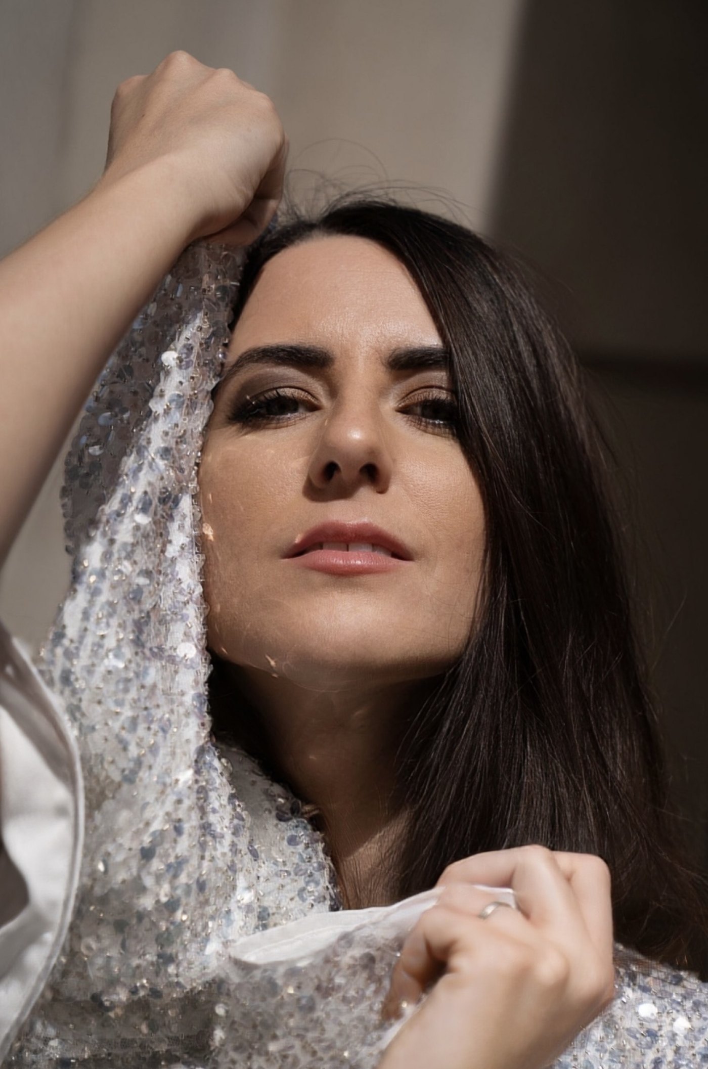 Editorial Close-up mit Paillettenjacke · Ramona Oxenbauer in London