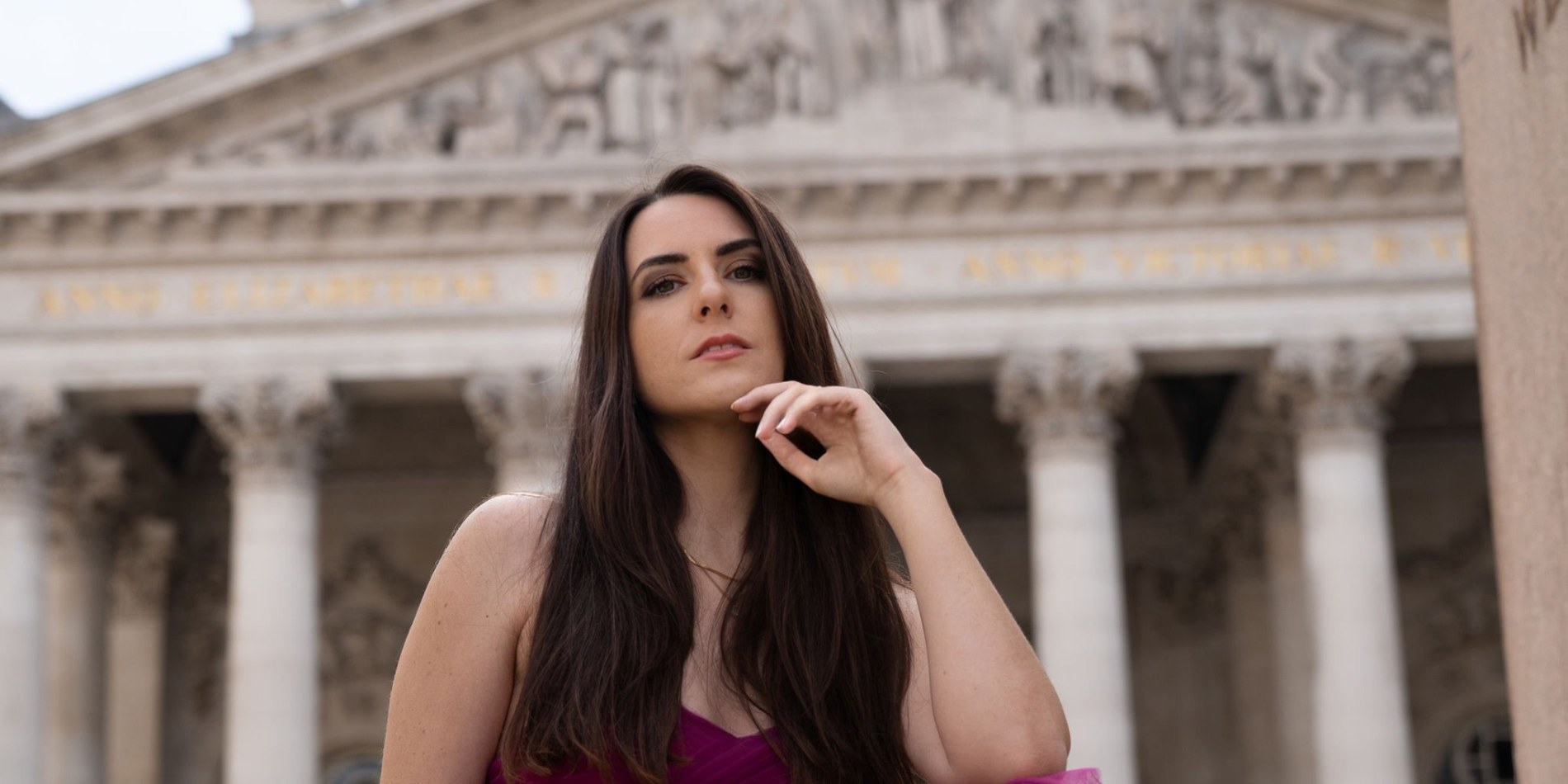 Editorial Shooting in London · Ramona Oxenbauer im pinken Kleid vor der Royal Exchange