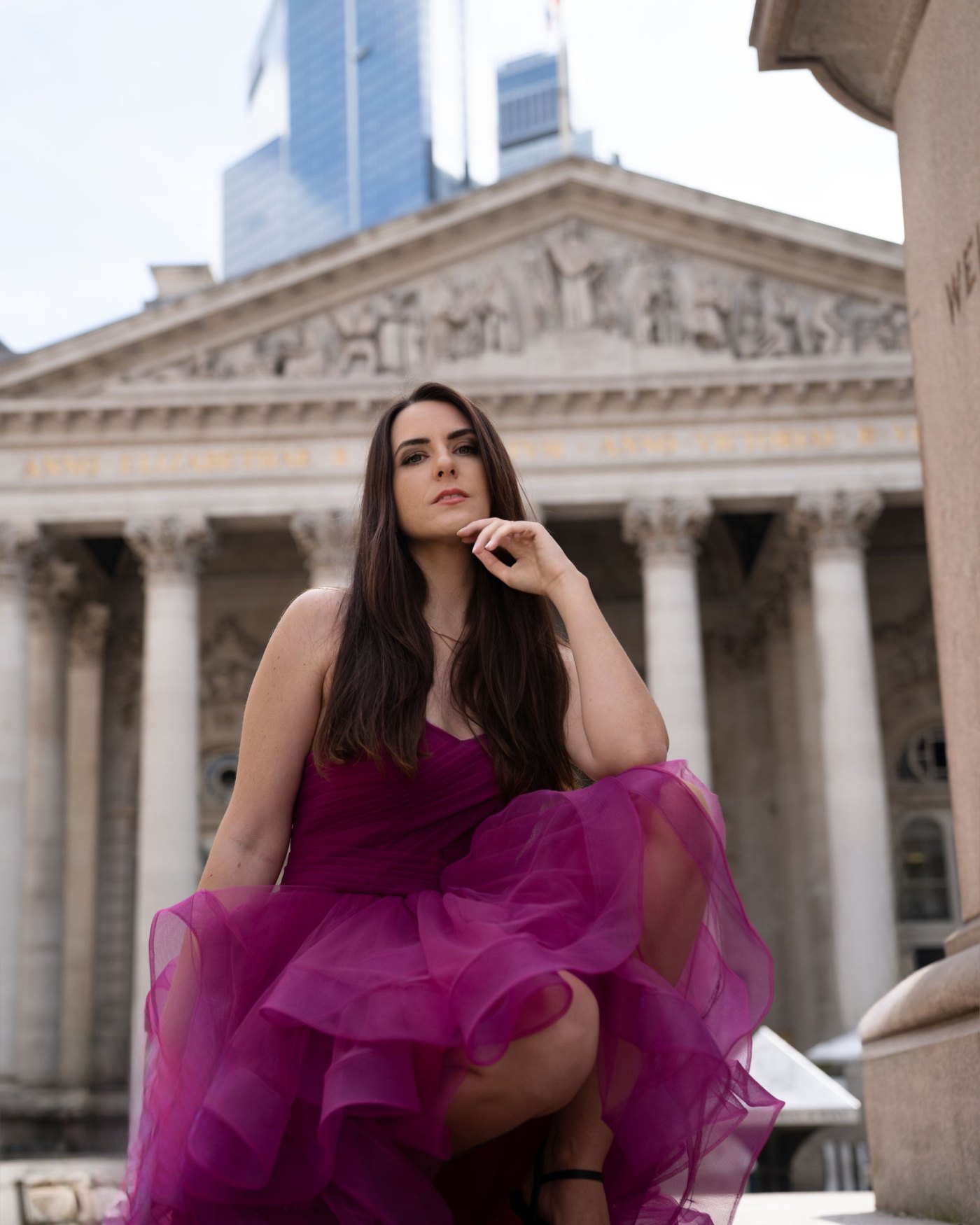 Editorial Shooting London · pinkes Kleid zwischen den Säulen der Bank