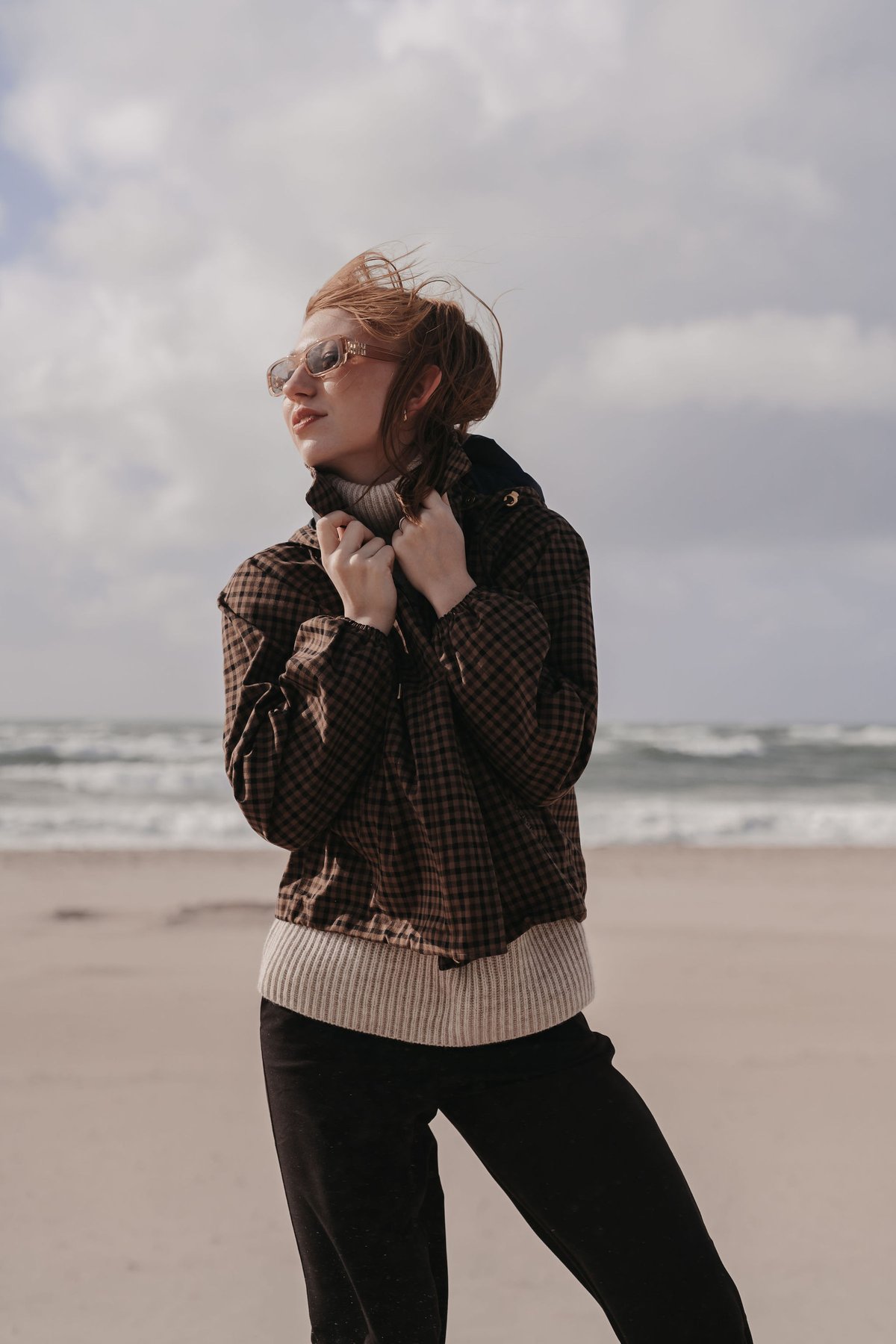 High Fashion Editorial Sylt · Blick über die Schulter am Meer