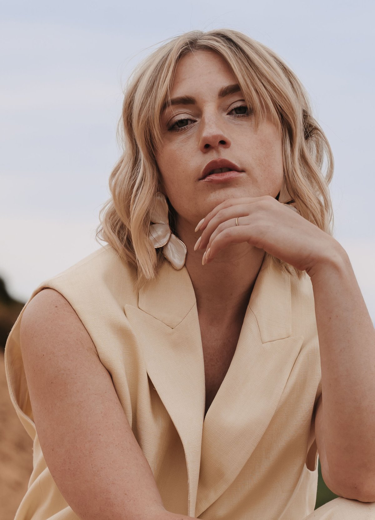Lookbook-Editorial · Close-up im Creme-Anzug