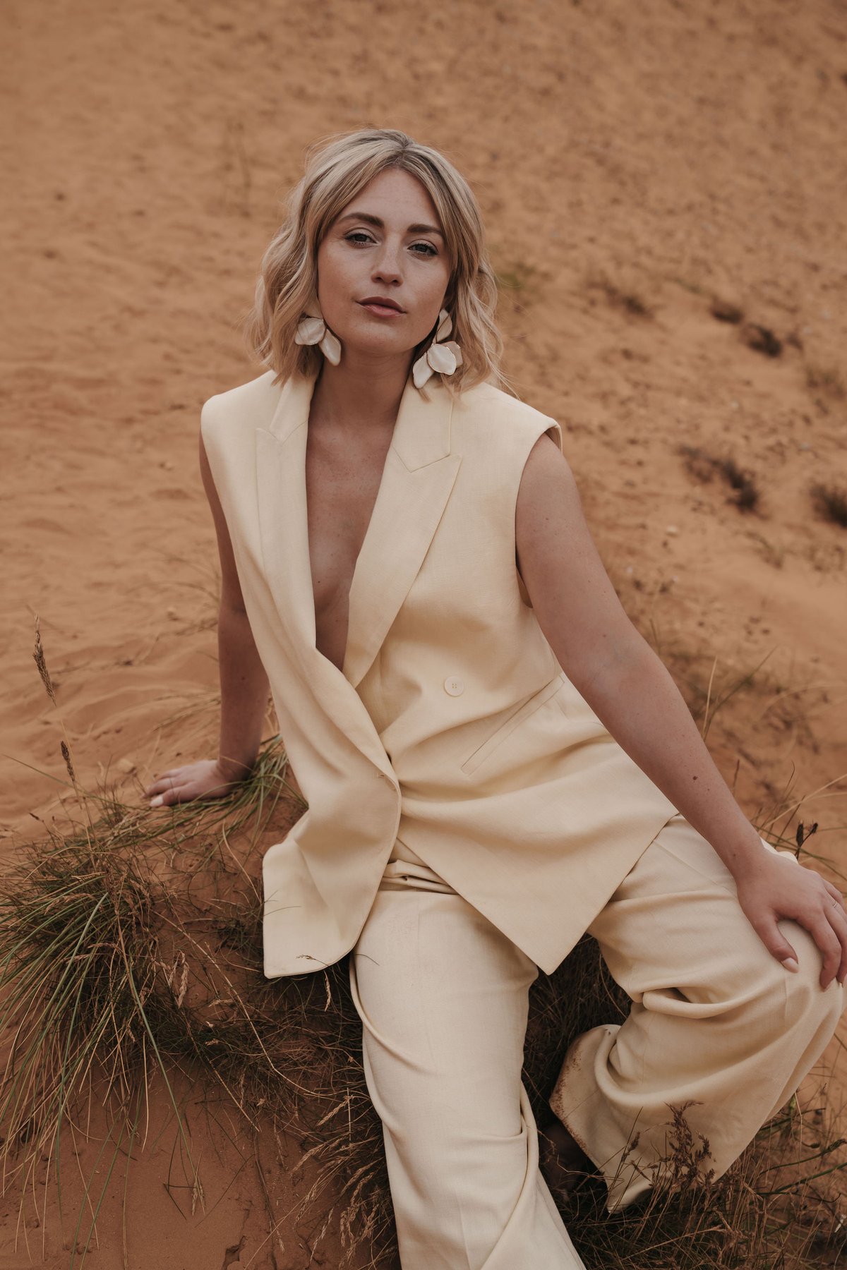 Lookbook Editorial Sylt · stehend im Creme-Look