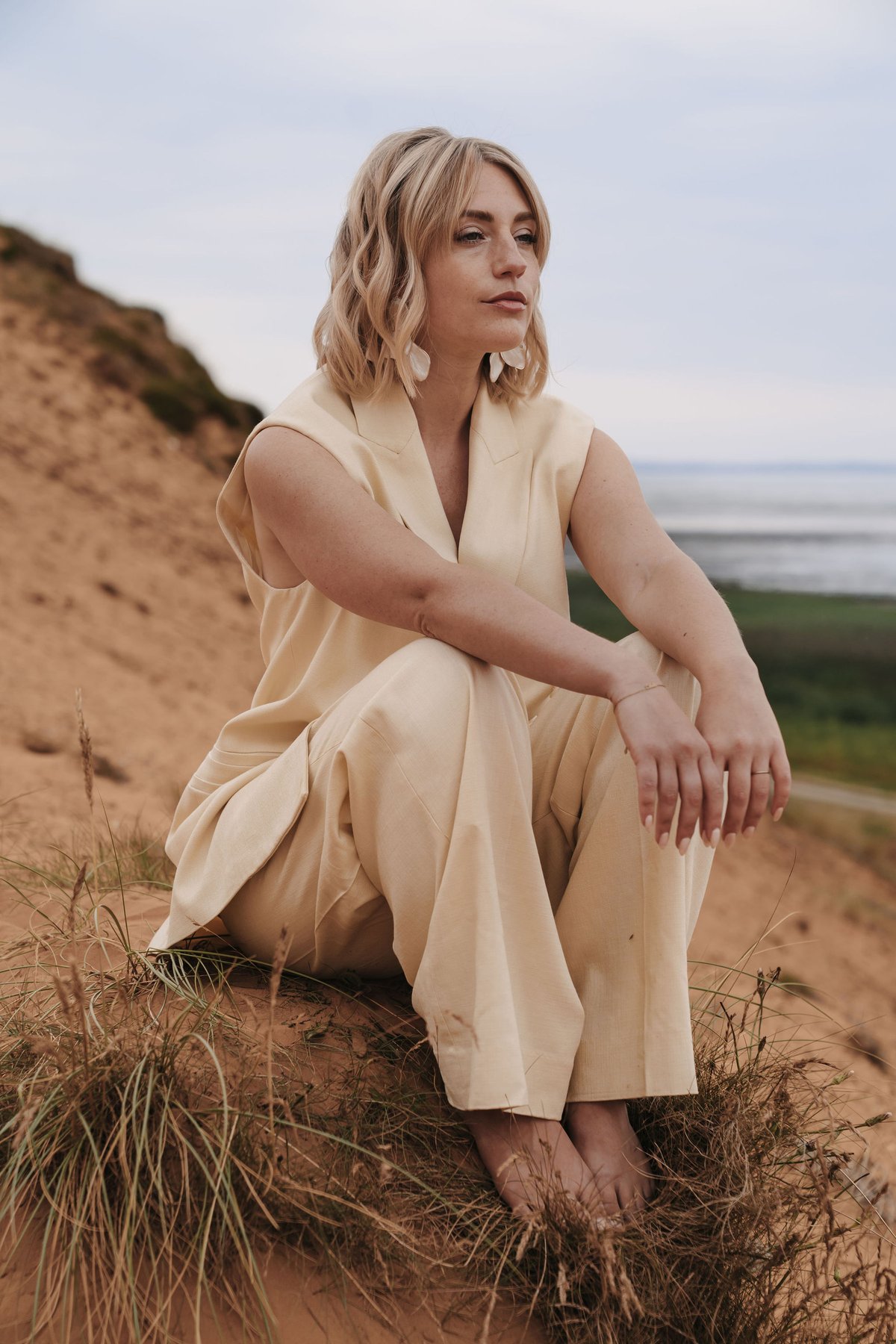 Lookbook Editorial Sylt · sitzend im Creme-Anzug