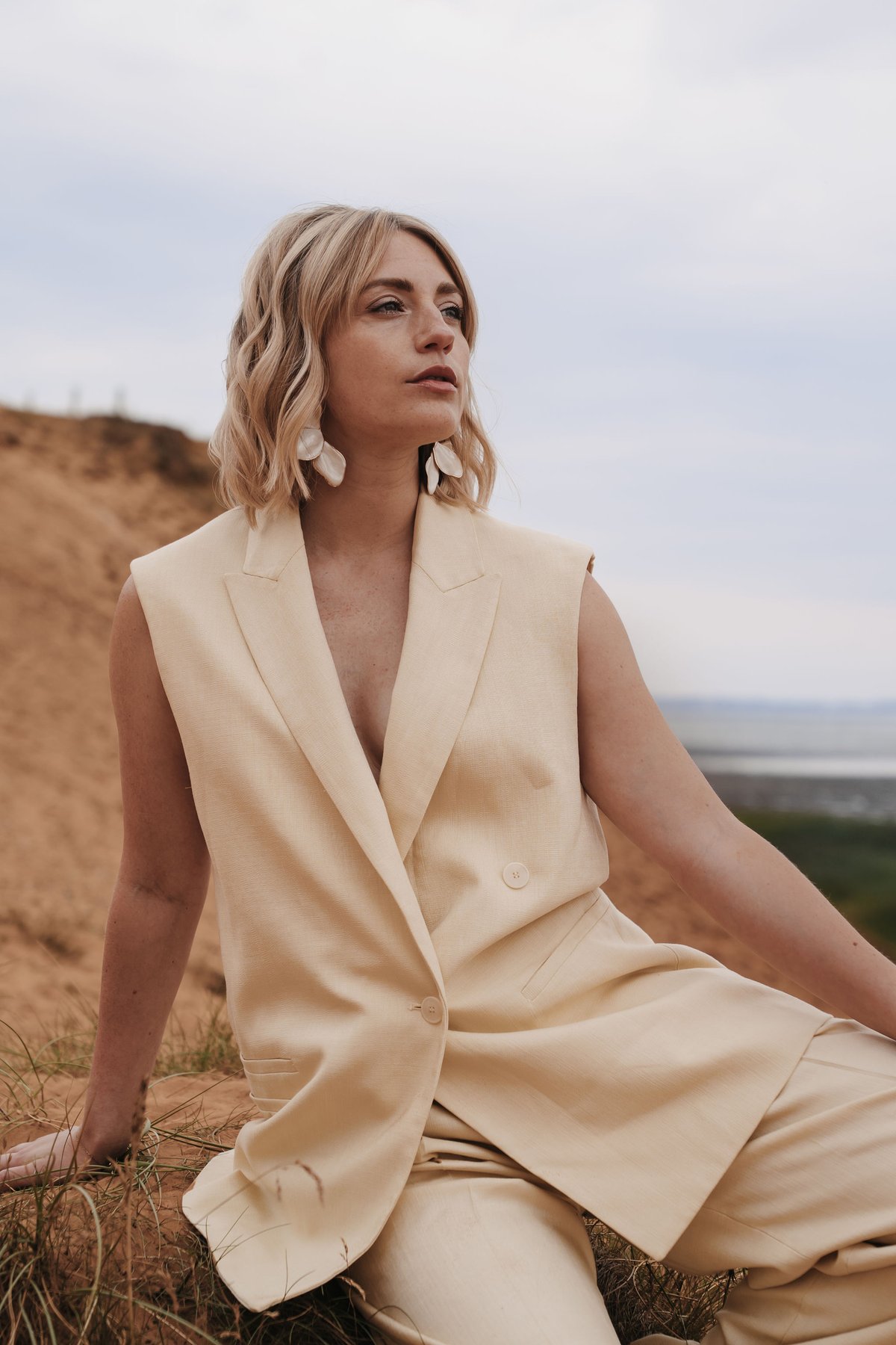 Lookbook-Editorial · Creme-Anzug in der Düne