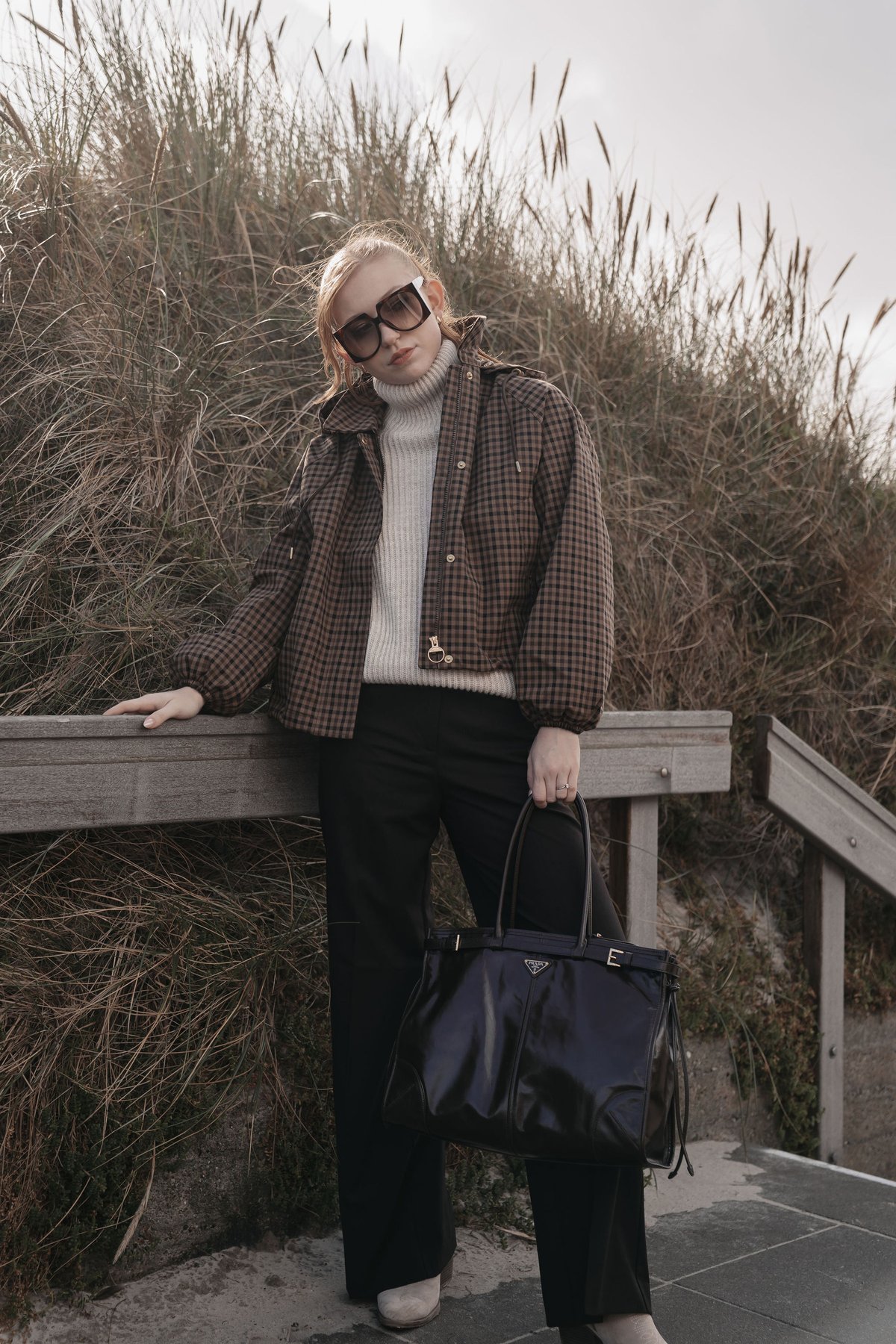 High Fashion Editorial Sylt · das Ergebnis: Karo-Mantel im Dünengras