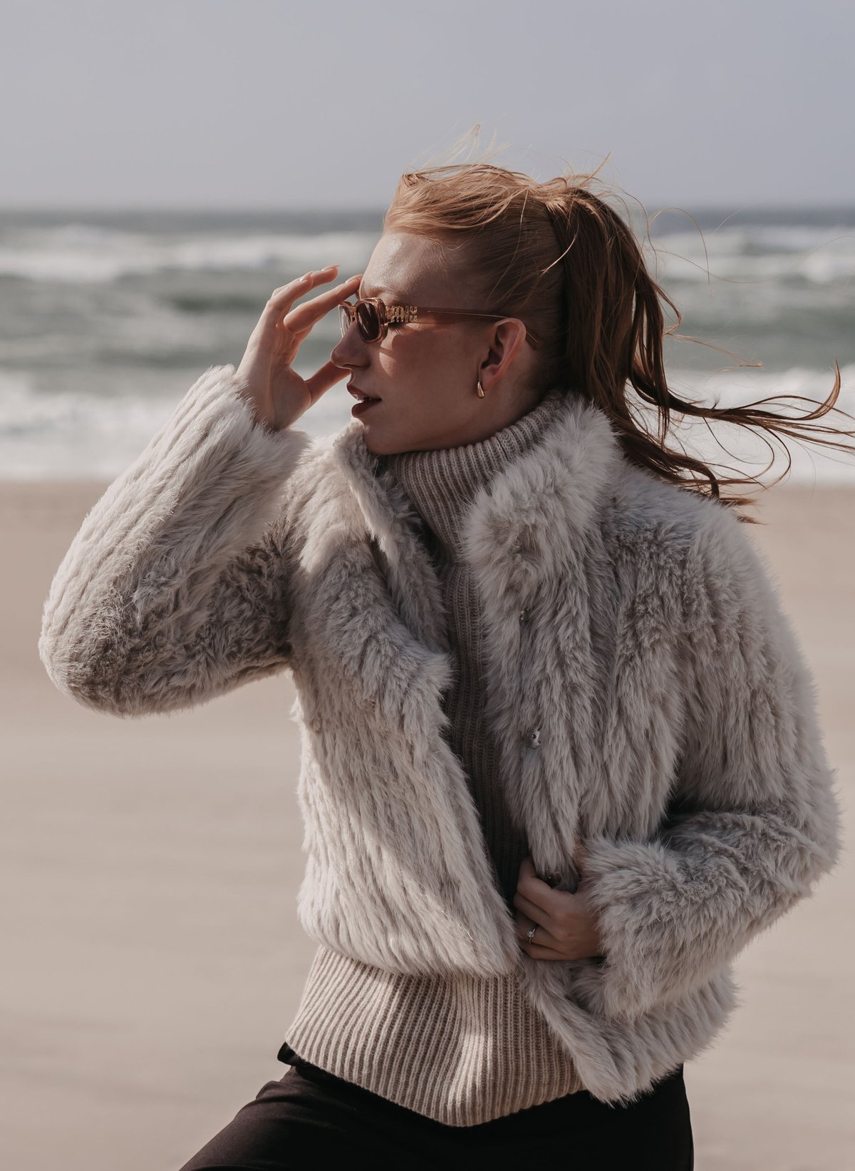 Kampagnen-Editorial · Fake Fur am Strand