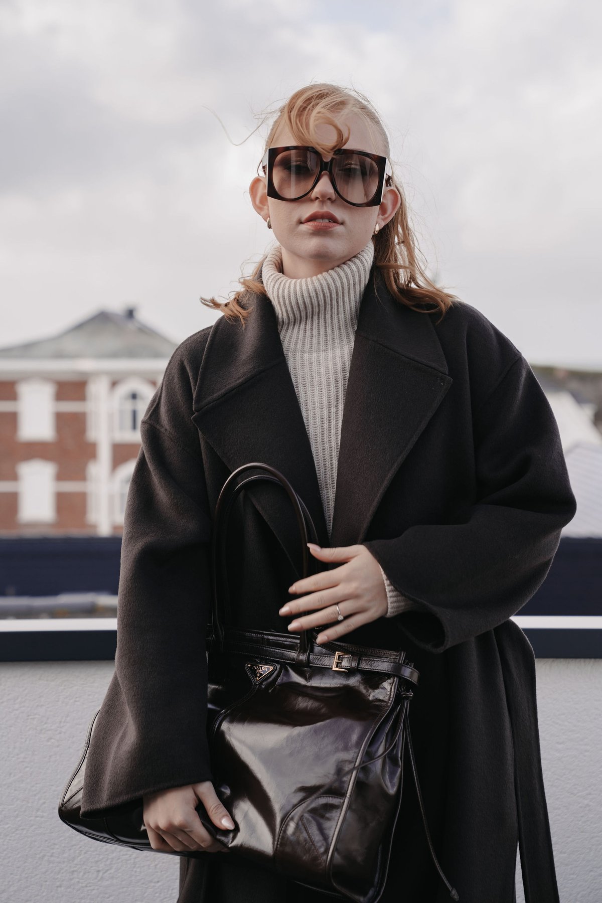 High Fashion Editorial Sylt · Mantel-Look mit XXL-Sonnenbrille