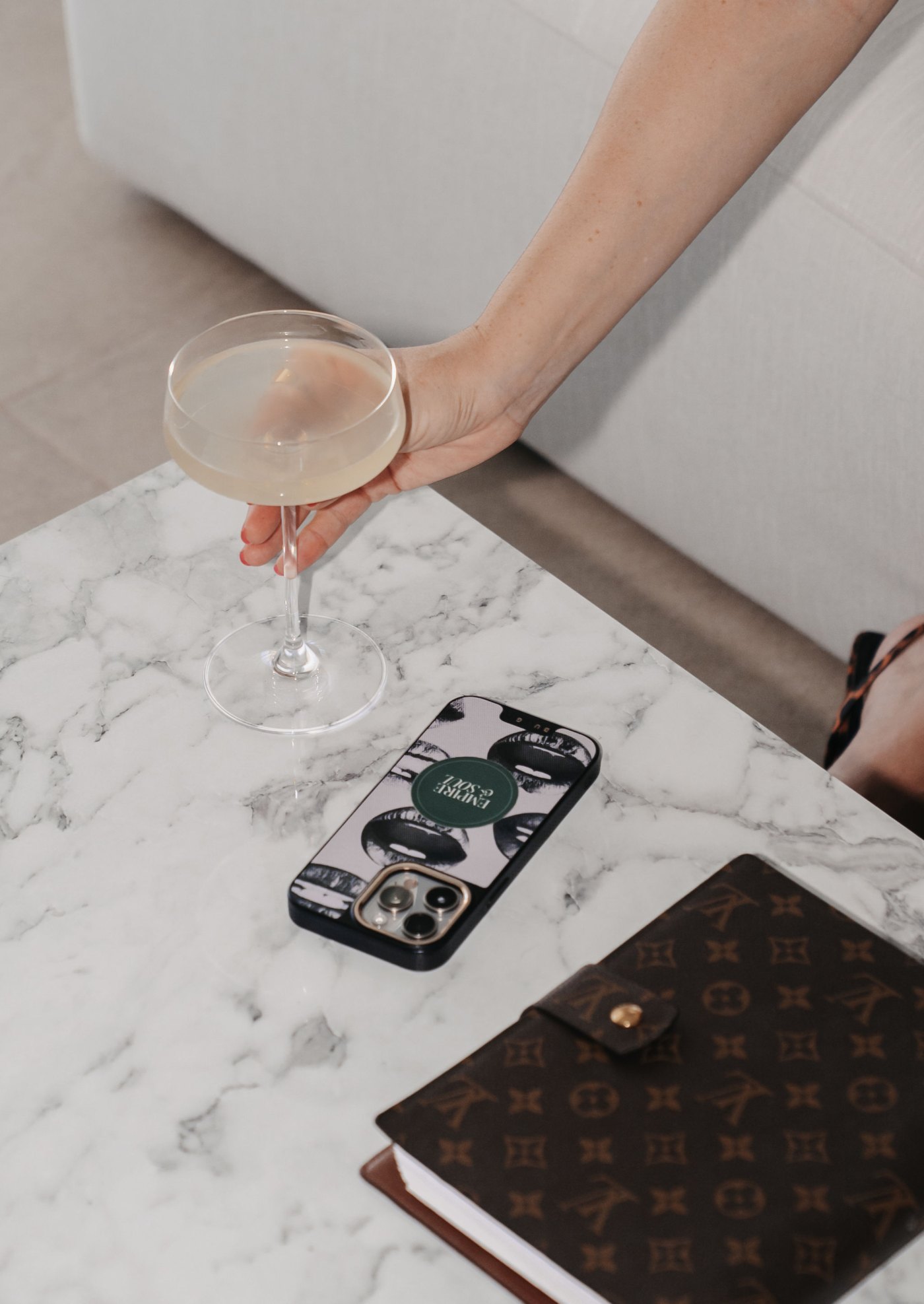 Editorial Mallorca · Champagner und Louis Vuitton auf dem Marmortisch
