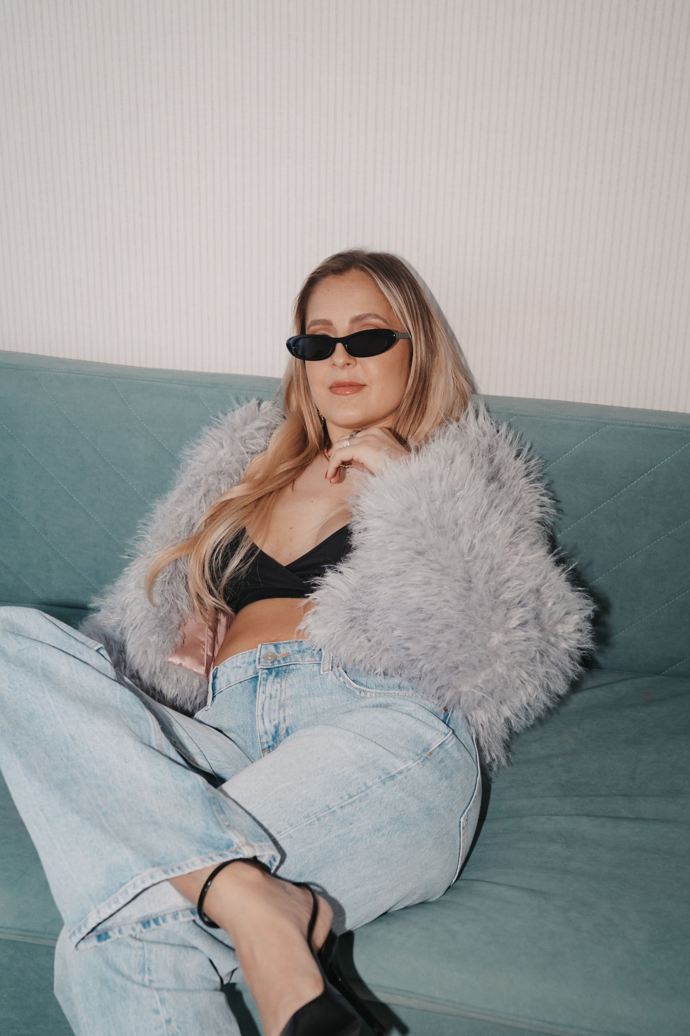 Editorial Shooting Mallorca · Fake Fur auf dem türkisen Sofa