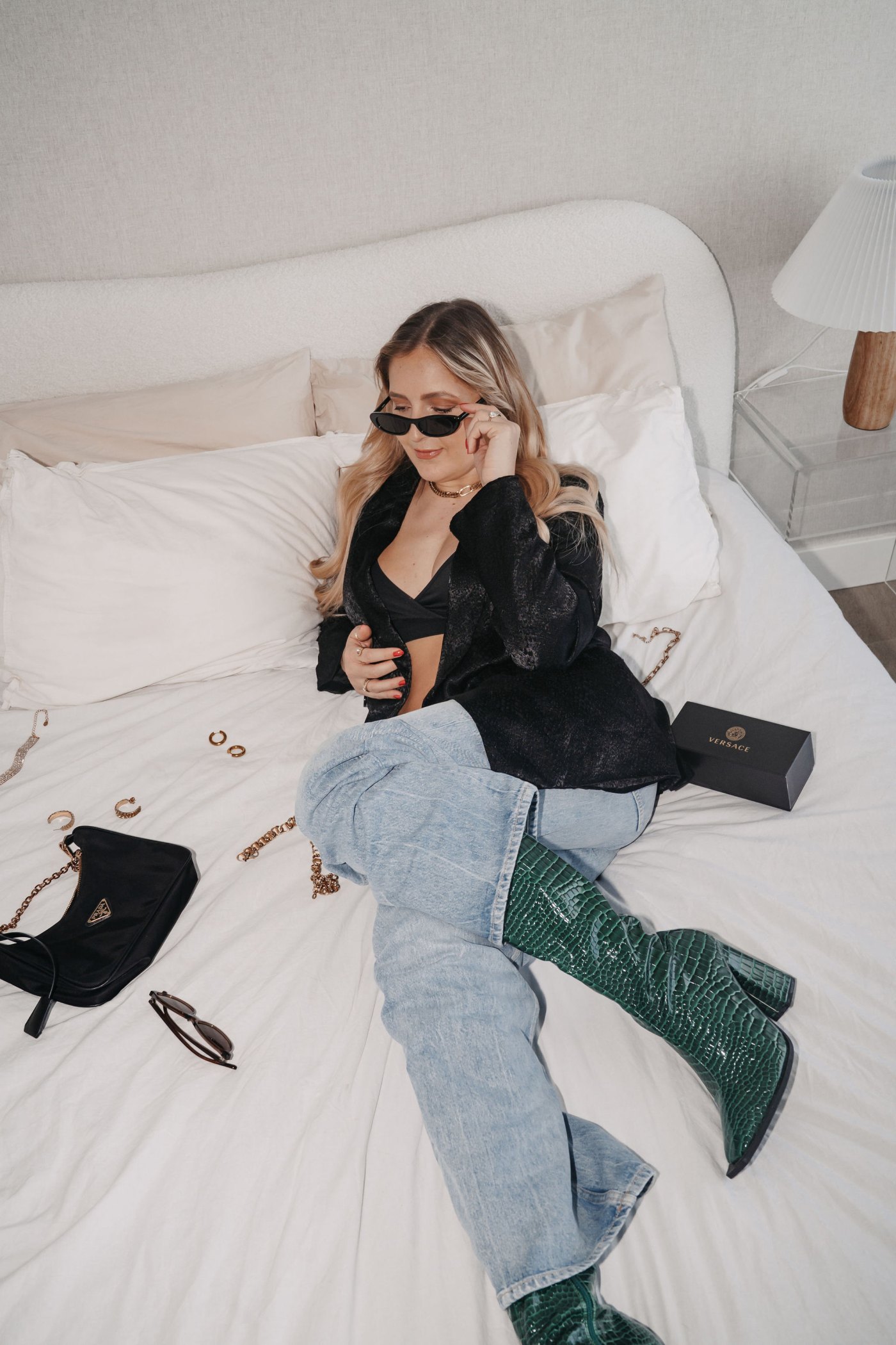 Daniela Riecken im Fake Fur mit Taschen auf dem Bett · Editorial Mallorca