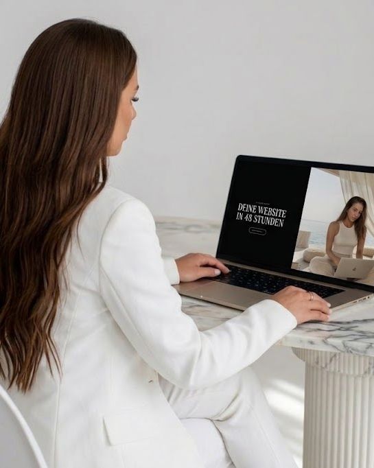 Sarah Bakker arbeitet an ihrem Laptop